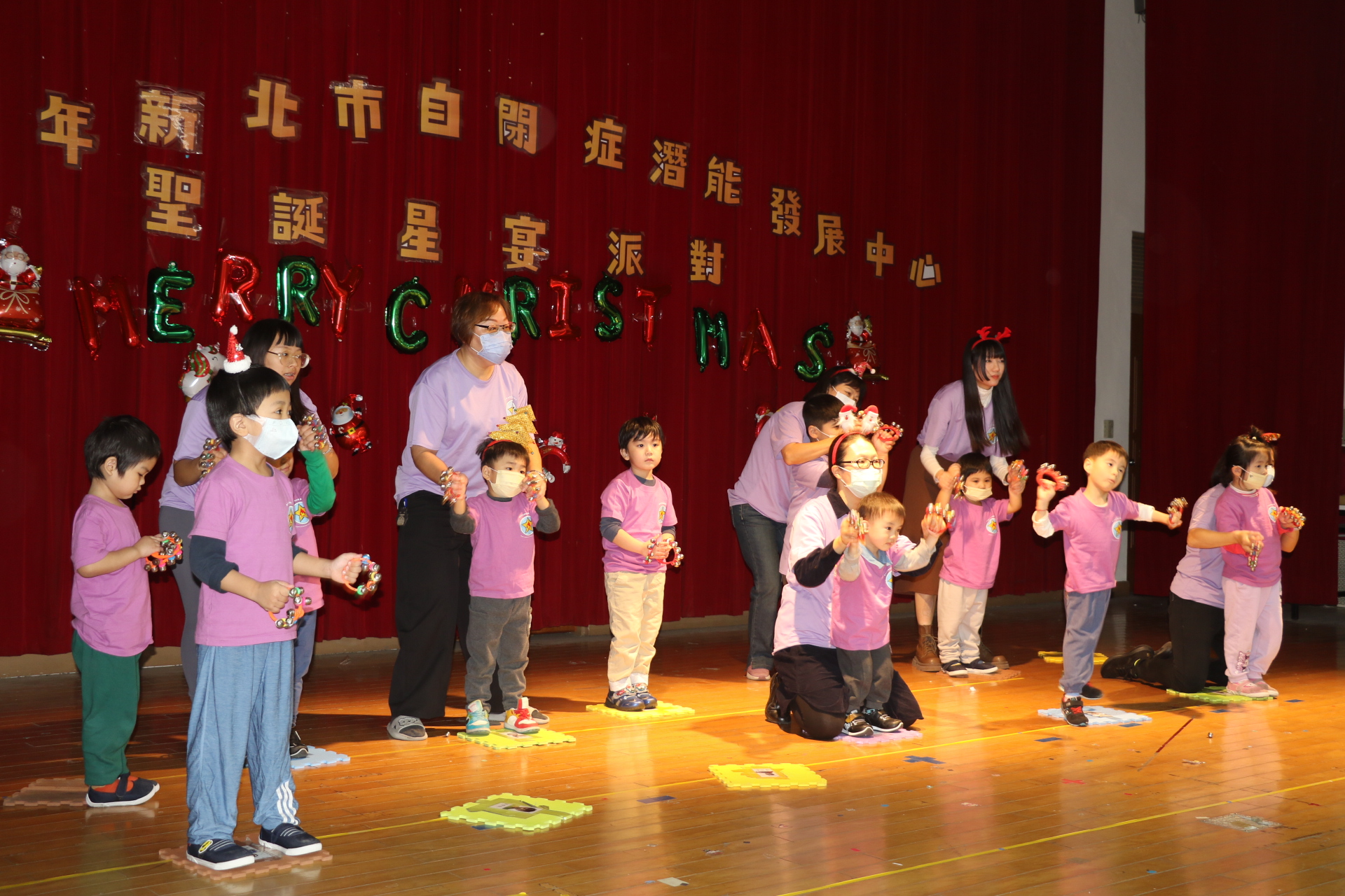 新北市潛能發展中心的小星兒一起律動表演