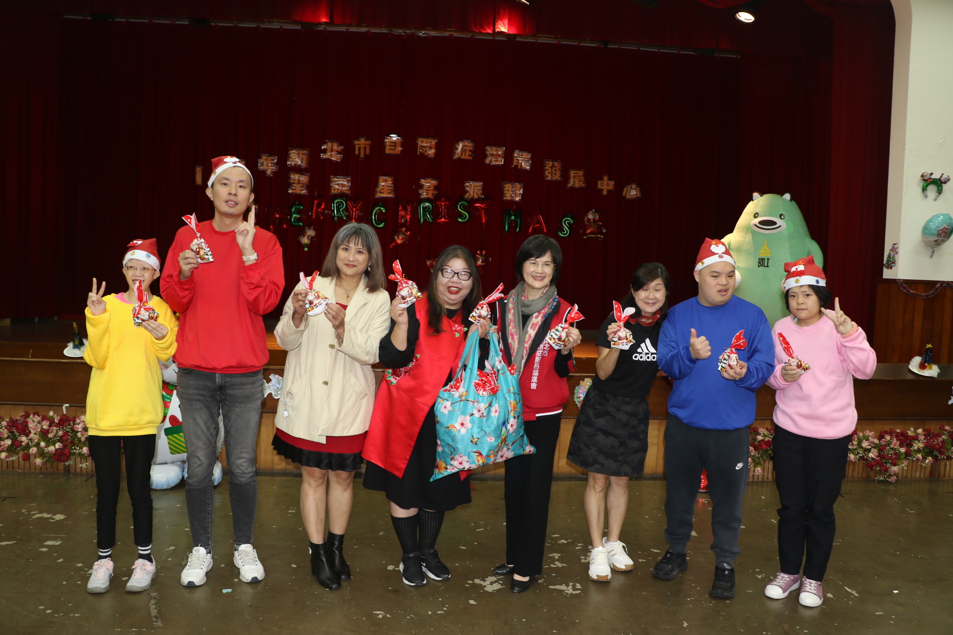  台企會社會公益平台總召陳培綸（左4）帶著會員致贈禮物