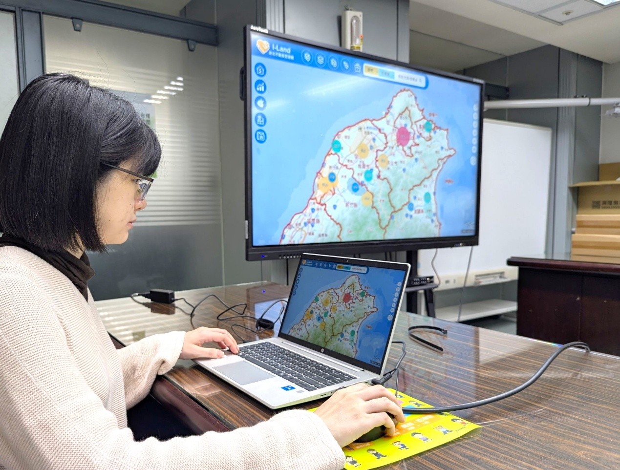 運用愛連網查找「北北桃基宜竹竹」七個縣市土地資料，方便又省時。新北市地政局提供