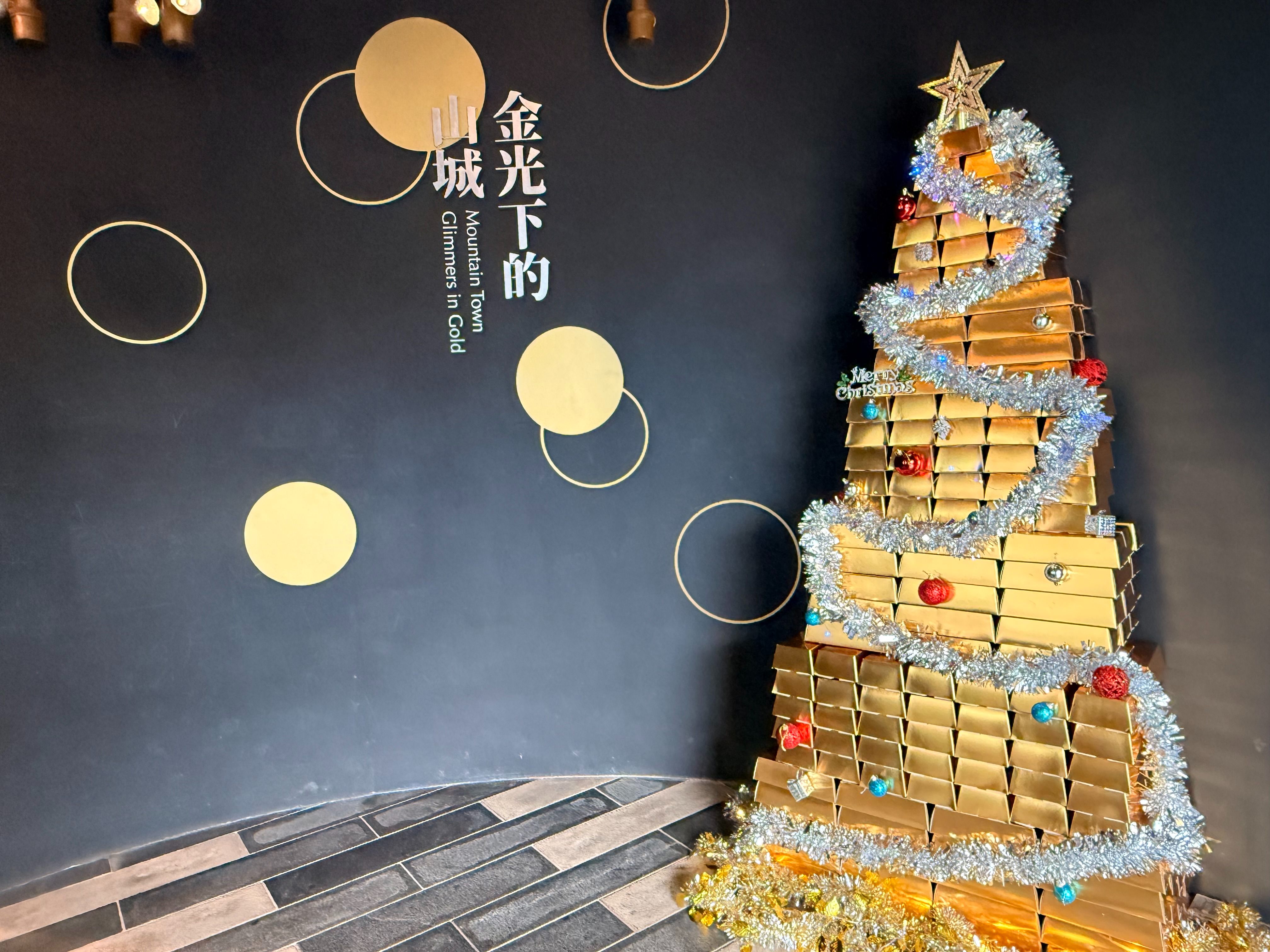  在金磚聖誕樹前打卡Tag，即可換取美味鬆餅。