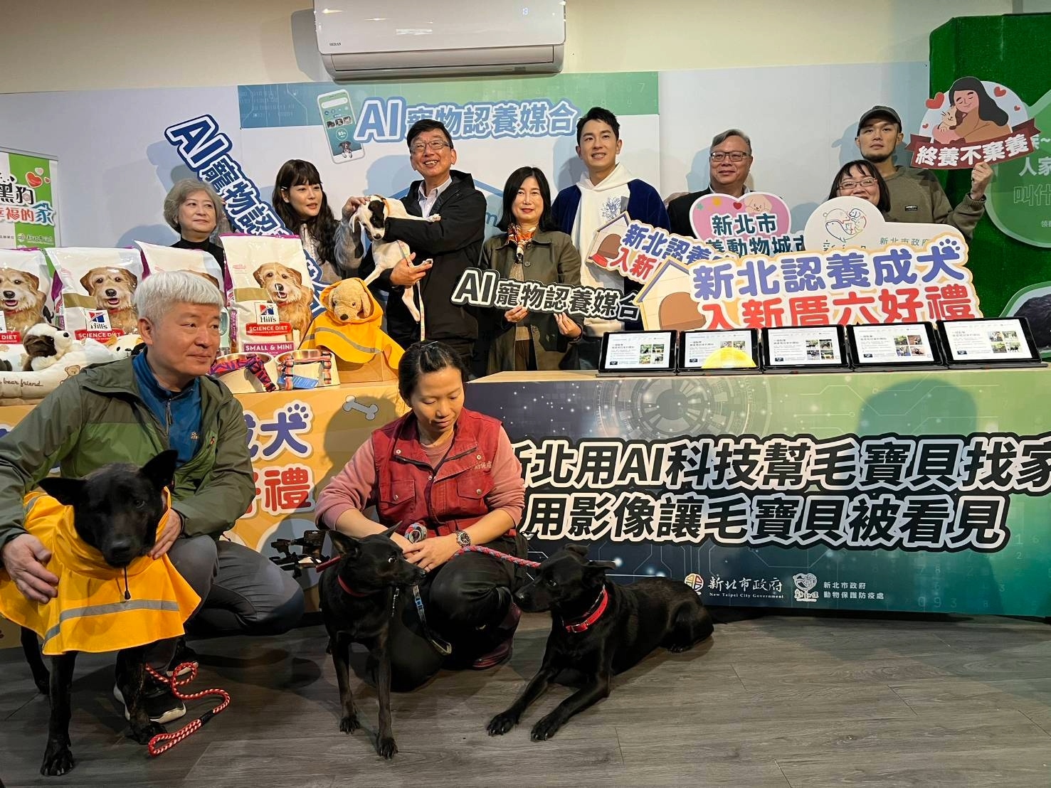 動督盟秘書長何宗勳（前排左一）、農業局長諶錫輝（左三）、數發部副署長陳慧敏（左四）、農業部動保司副司長陳中興（右三）、藝人王樂妍（左二）、藝人陳謙文（右四）