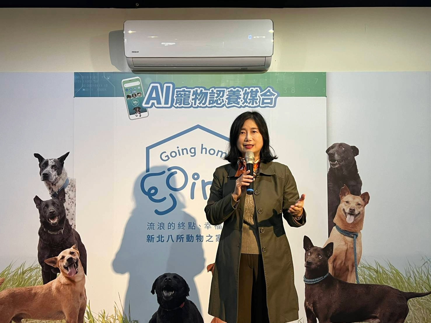  數位發展部數位產業署副署長陳慧敏出席「毛寶貝攝影沙龍聯展」，強調未來將打造更智慧、友善的認養環境。