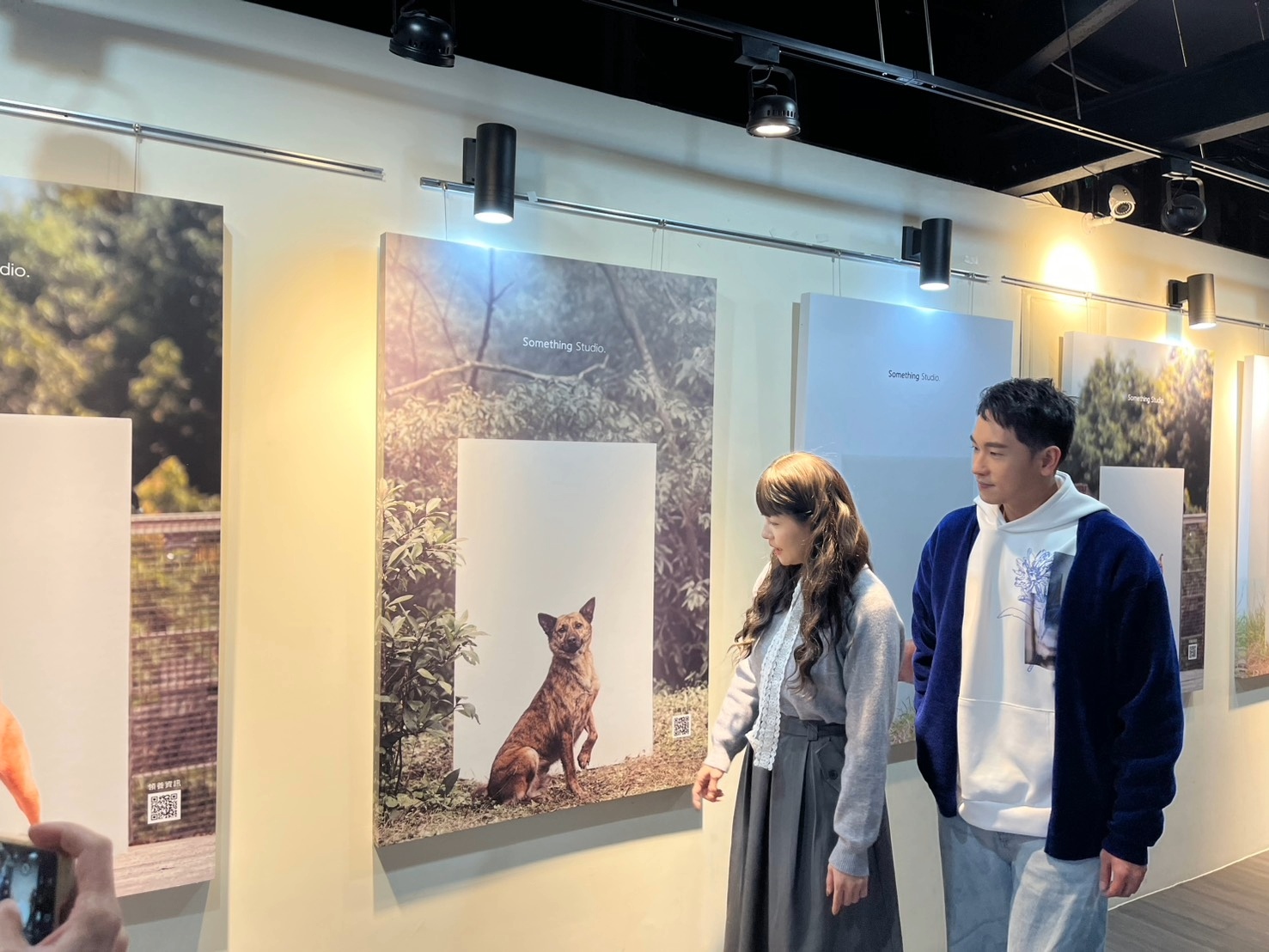  藝人王樂妍與陳謙文參觀「毛寶貝攝影沙龍聯展」新北市公立動物之家毛寶貝沙龍照。
