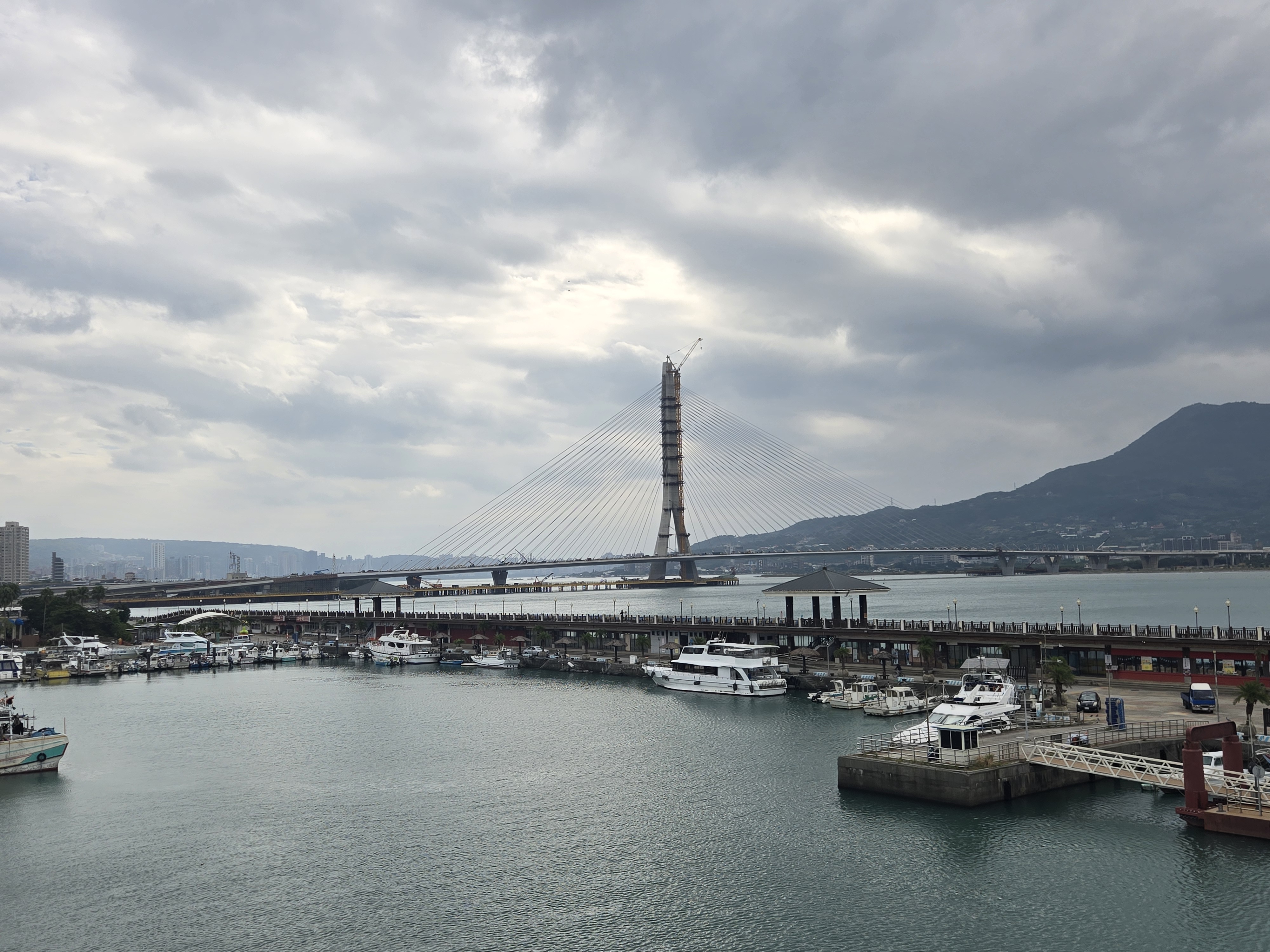 淡水橋人橋遠眺風景