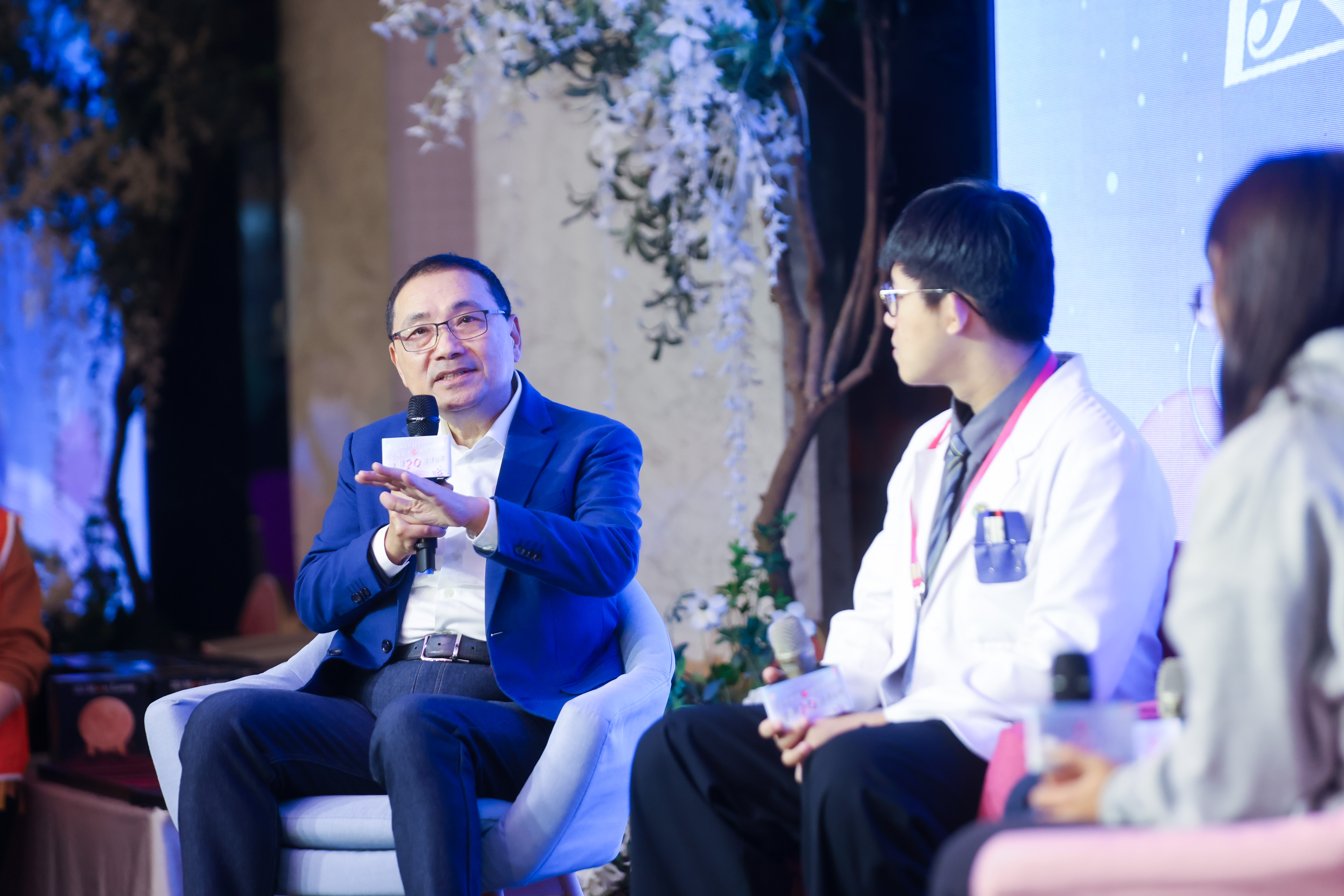 侯友宜說，今天回來分享的圓夢校友都是自助人助的最佳典範，因為其自身的堅持努力，圓夢基金才能成為往前的動力，並鼓勵現場學生以學長姊為榜樣，勇敢逐夢並將所學回饋社會。