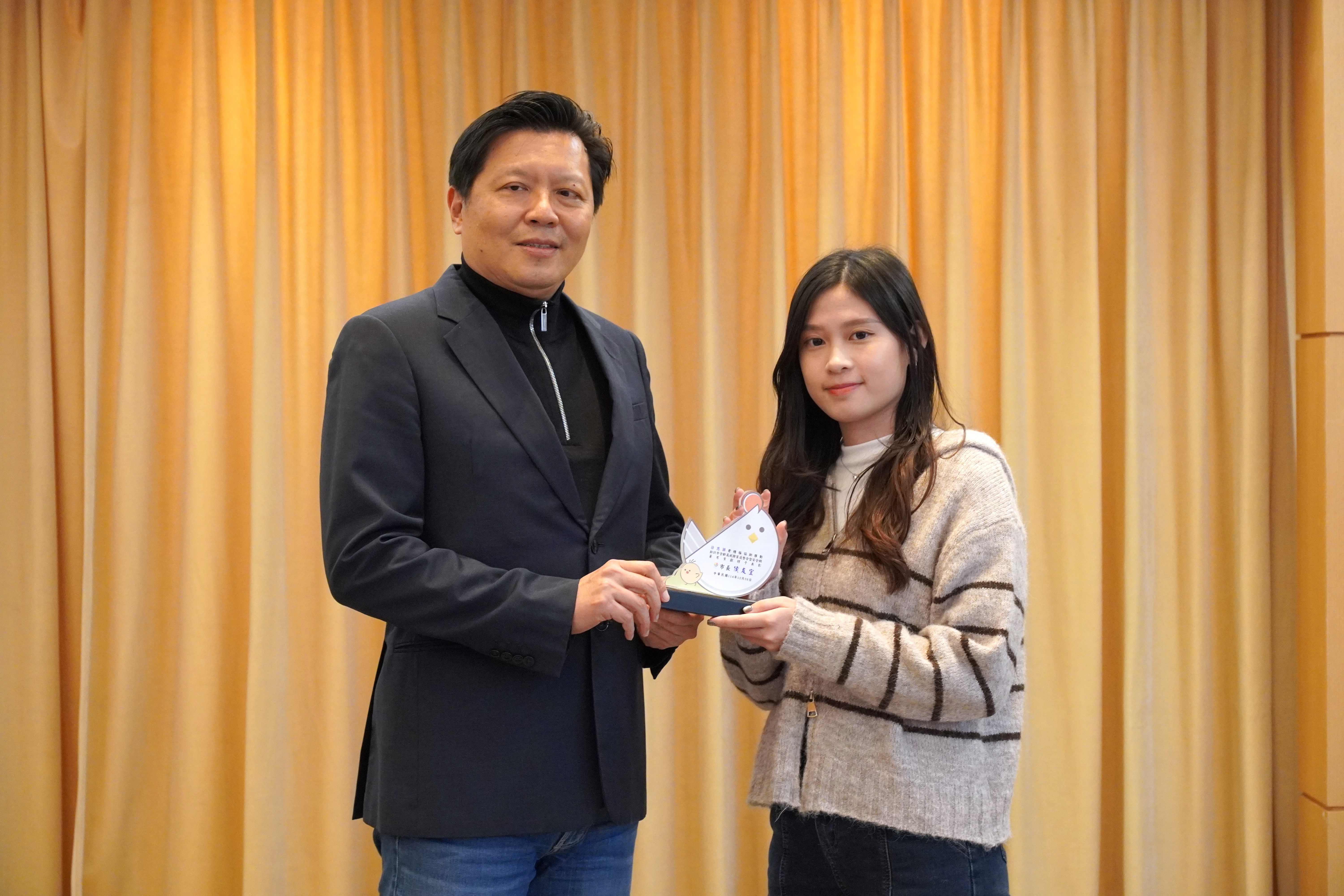 新莊社福中心社工徐思穎獲得高風險安全網有功人員獎，她分享心情既開心也備受鼓舞，這次的表揚讓她獲得能量，更提醒自己持續走在這條有意義的路上。