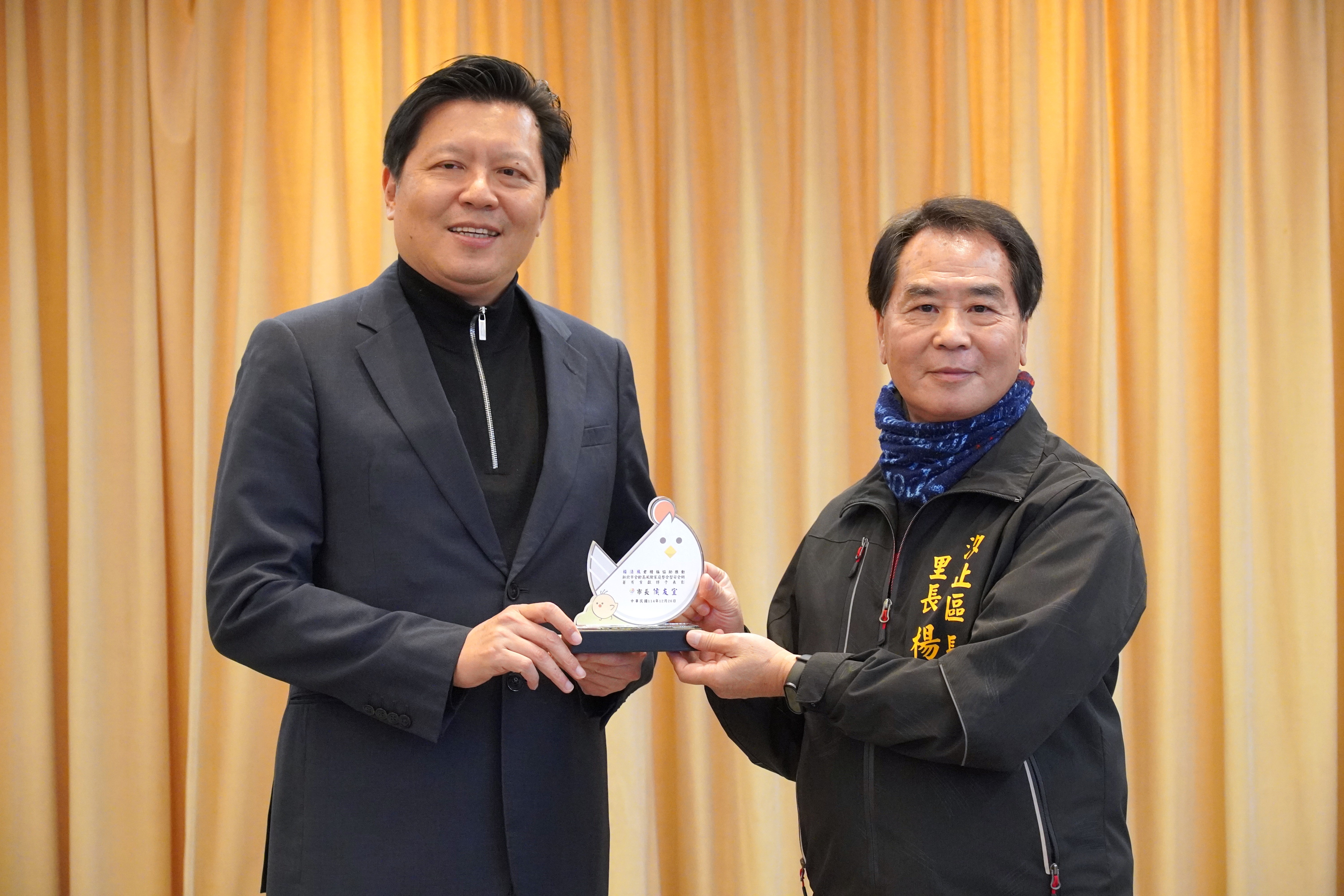 汐止區長安里長楊清風，關懷里內弱勢家庭與獨居長者，親自訪視、送上物資不遺餘力，獲得新北市高風險安全網有功人員獎表彰