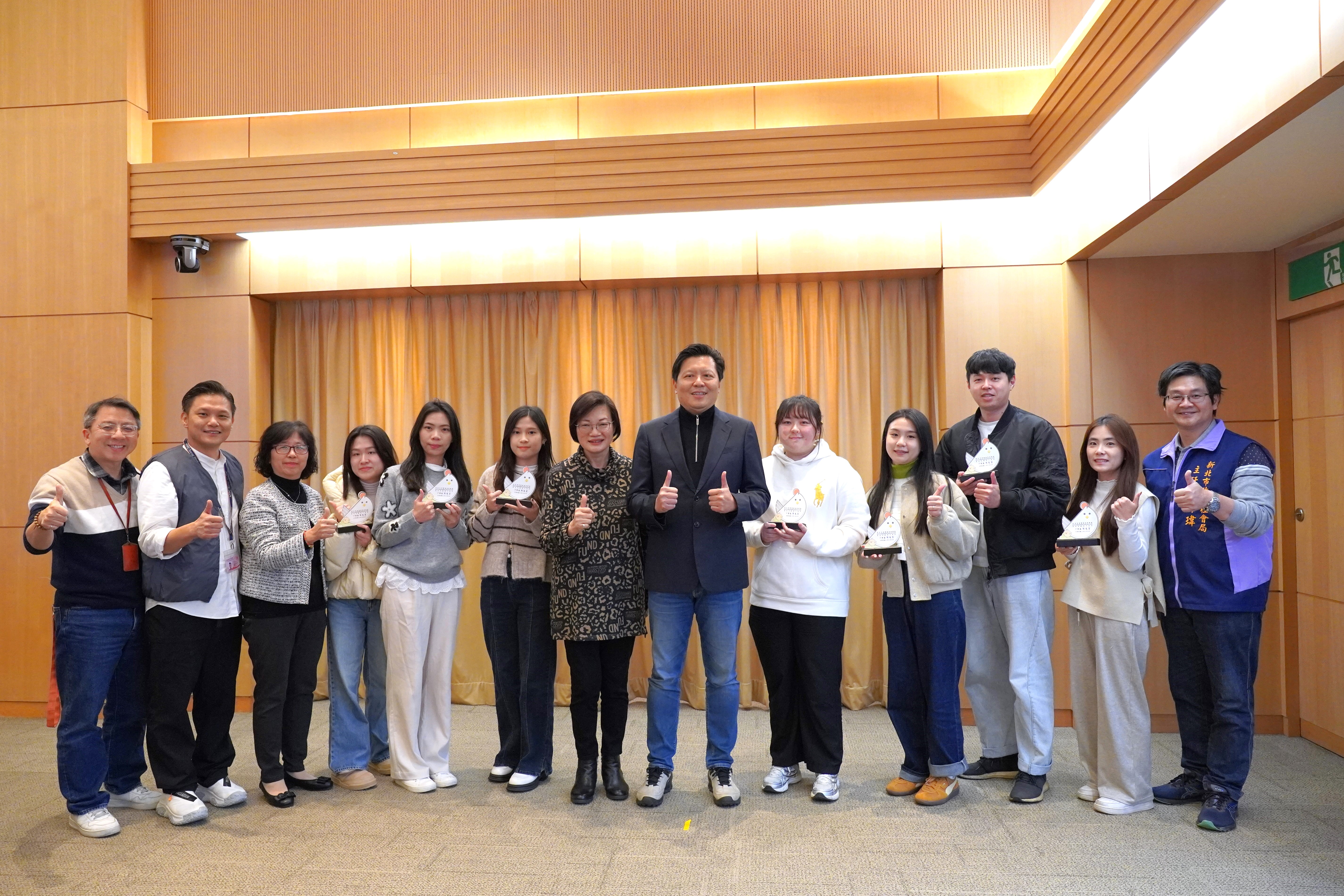 新北市副市長朱惕之(中)頒發高風險安全網有功人員獎，感謝各網絡人員合作無間。