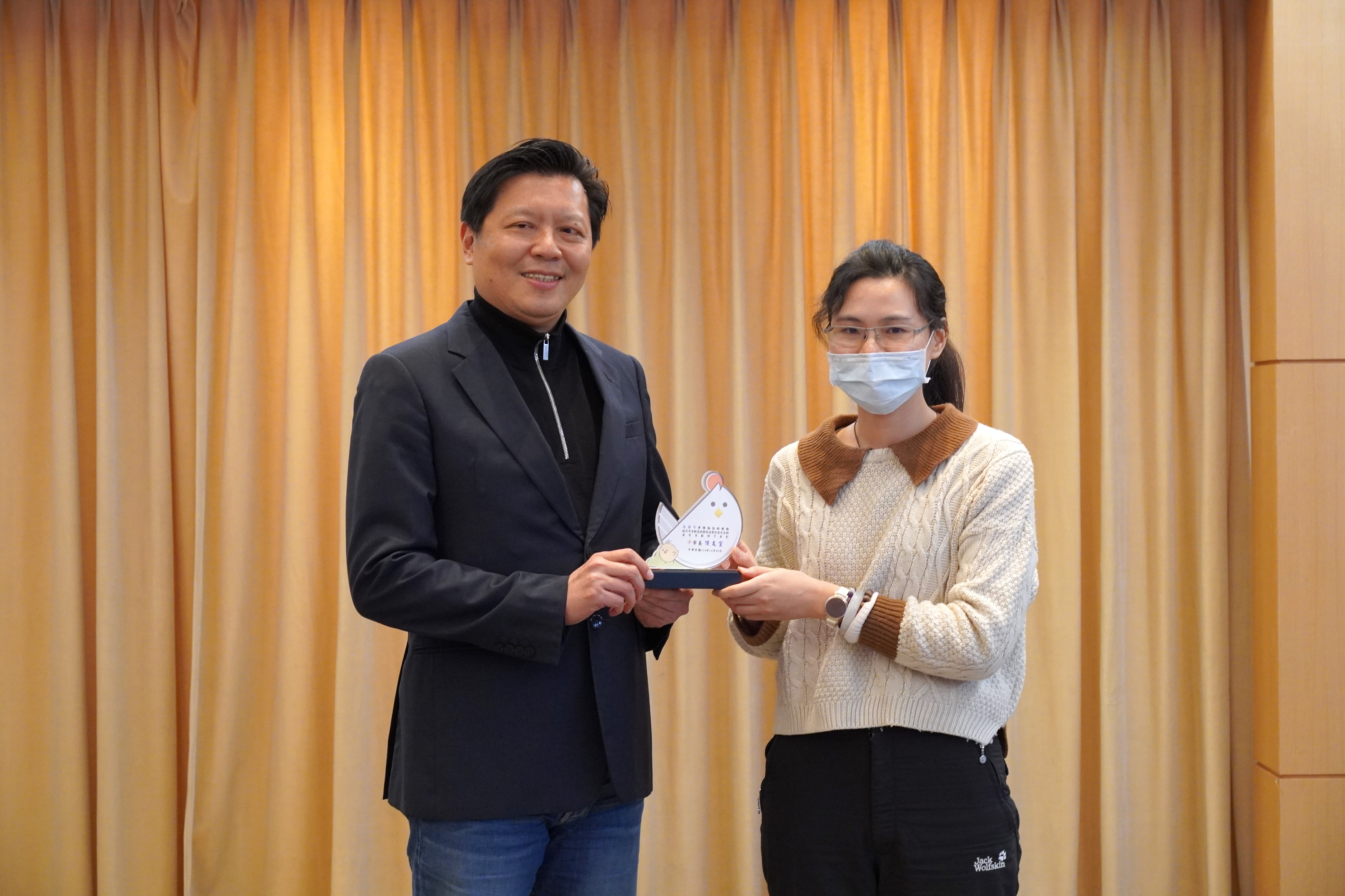 新北市副市長朱惕之(左)頒發高風險安全網有功人員獎