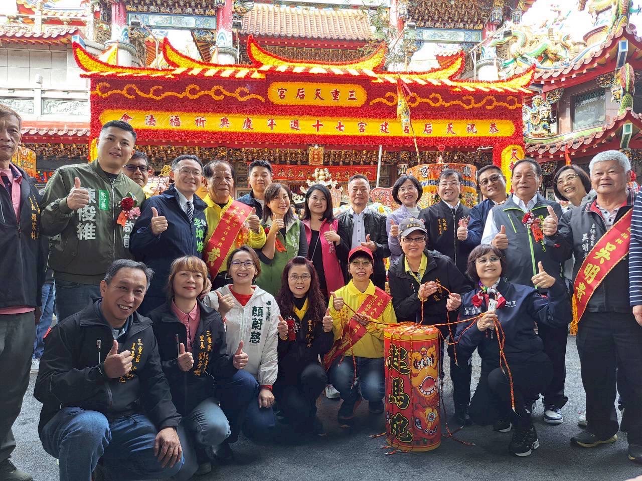 民政局長林耀長與天后宮主委黃茂生、順天宮主委吳明貴、地方民意代表及仕紳共同點燃起馬炮，祈願媽祖庇佑合境平安、市民康泰。