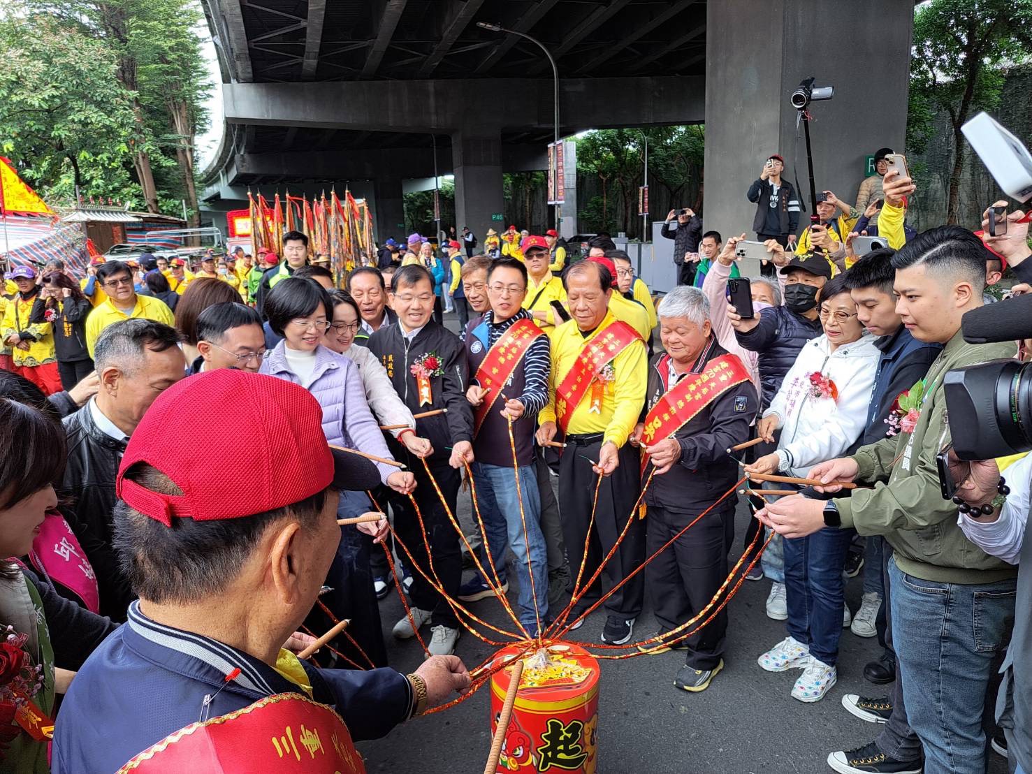 民政局長林耀長與天后宮主委黃茂生、順天宮主委吳明貴、地方民意代表及仕紳共同點燃起馬炮，共同祈願媽祖庇佑合境平安、市民康泰。