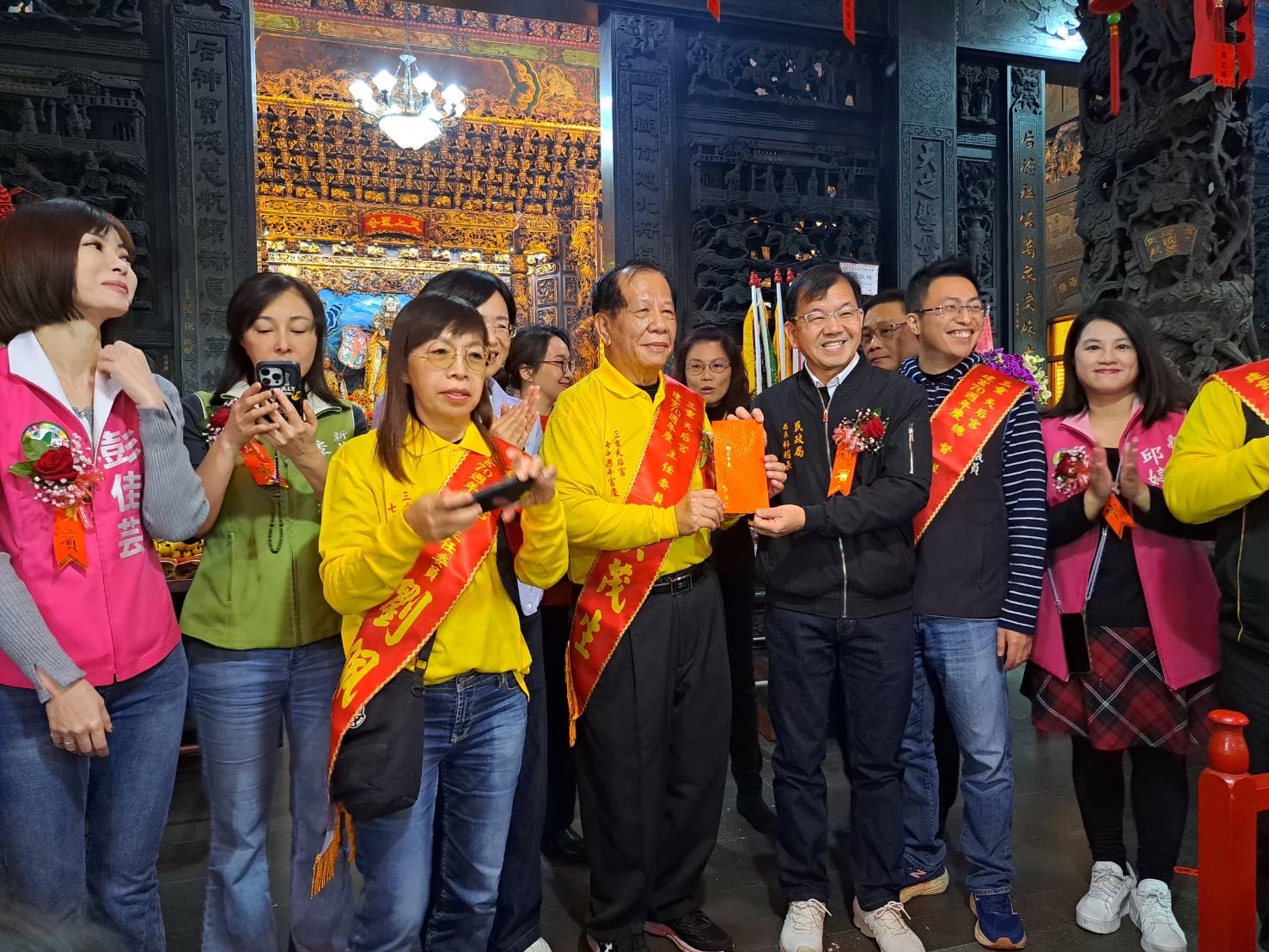 林耀長代表市府致贈三重天后宮香油錢