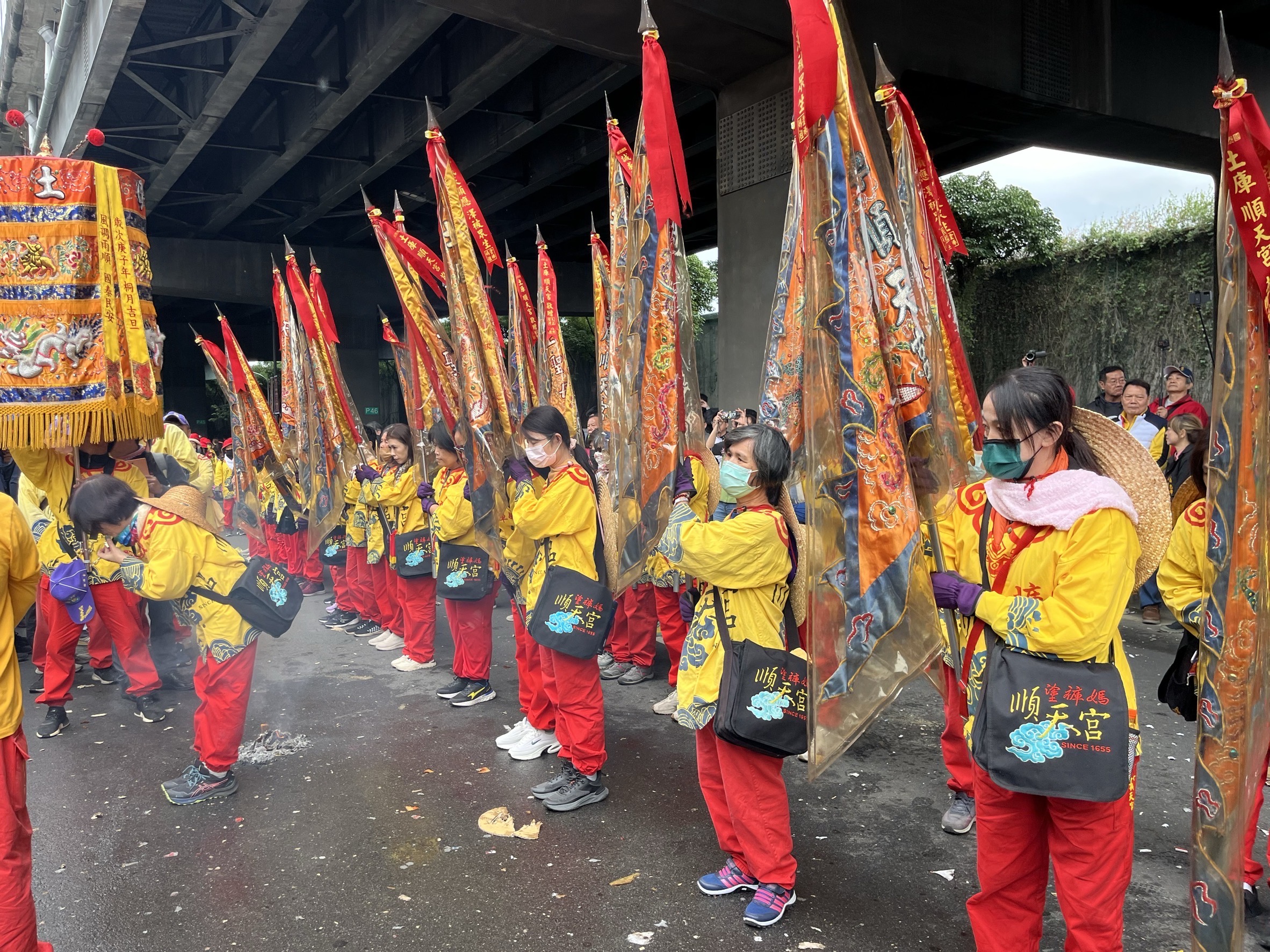 三重天后宮慶祝建宮70週年遶境，土庫順天宮媽祖也前來贊境，繡旗隊、花擔陣容龐大。
