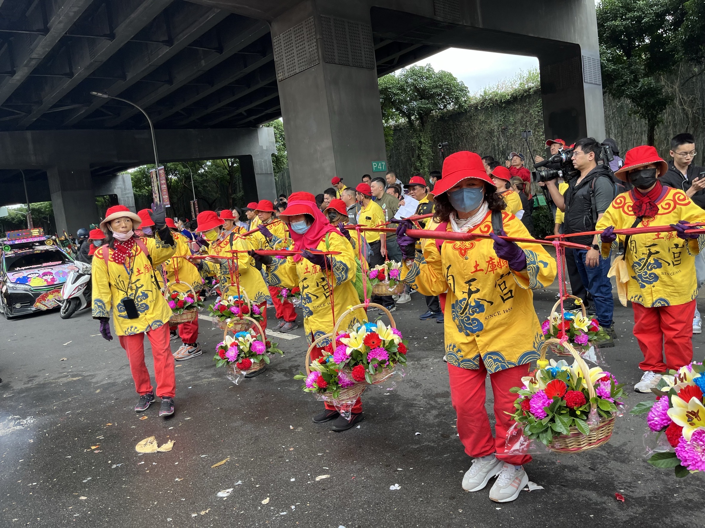 三重天后宮慶祝建宮70週年遶境，土庫順天宮媽祖也前來贊境，繡旗隊、花擔陣容龐大，現場鬧熱滾滾。
