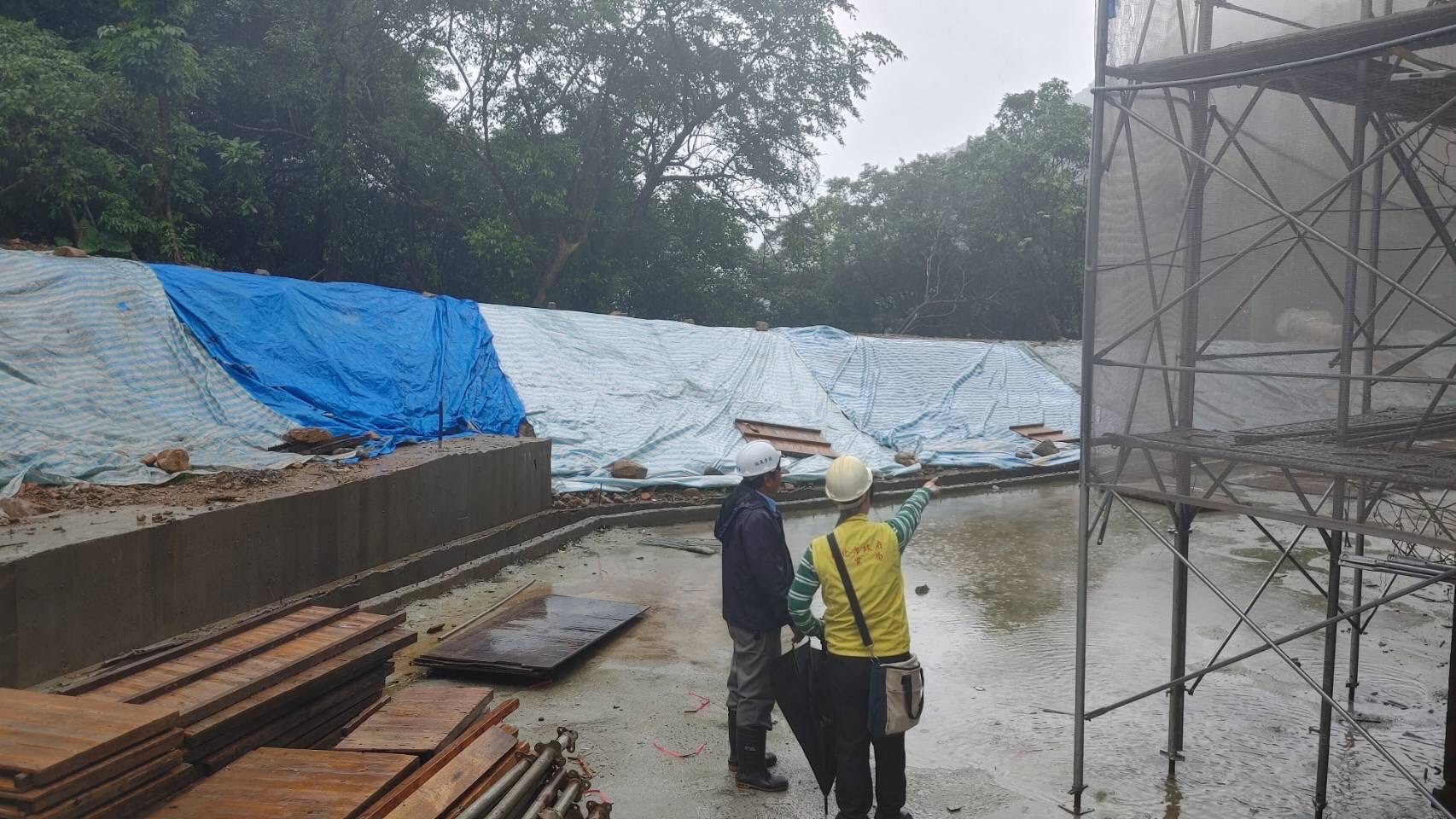 在汛期或颱風來臨前，農業局前往瑞芳區一處工地進行防災措施檢查