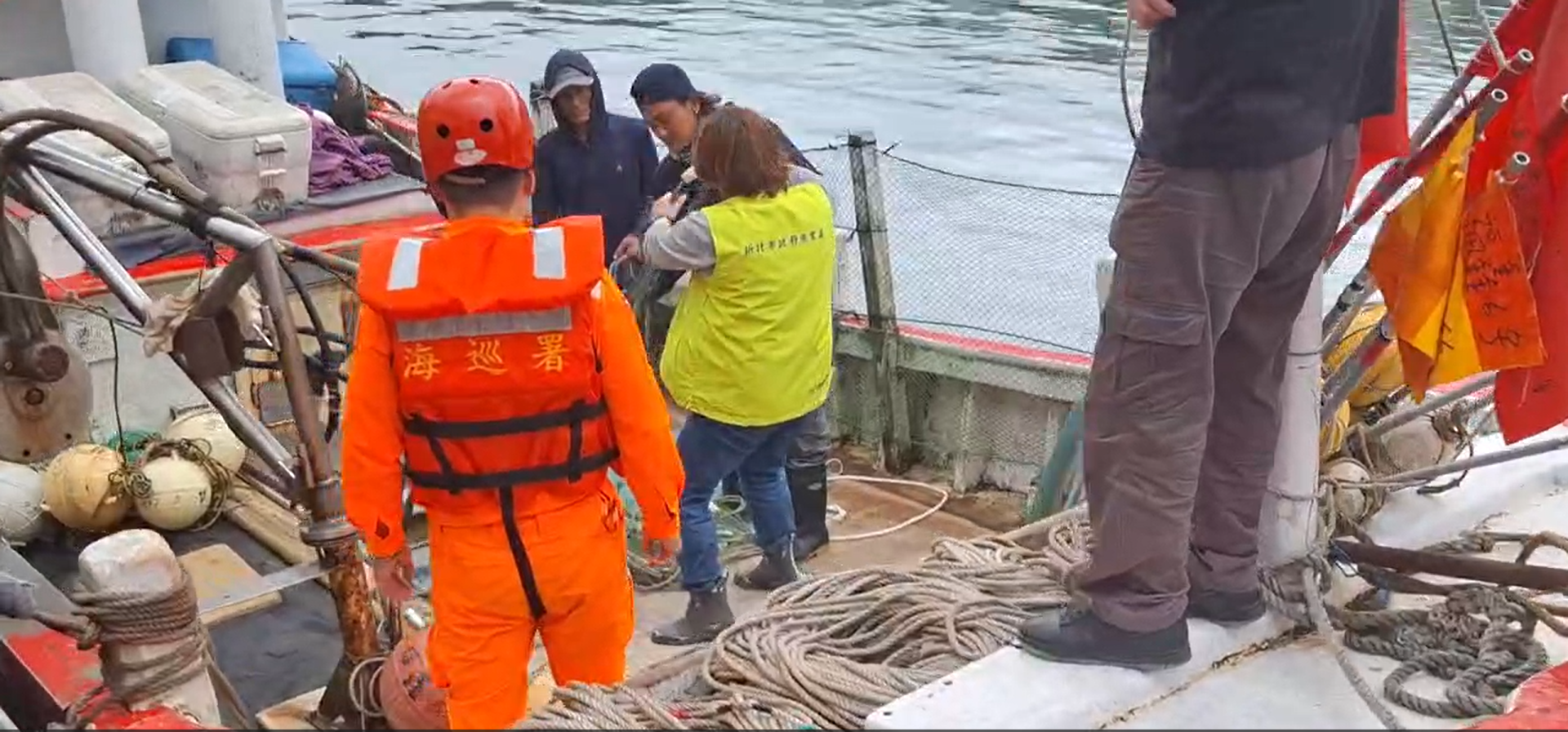 新北市漁業處與海巡署岸巡隊進行刺網聯合稽查