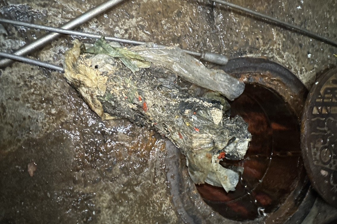 排水孔絕對不是垃圾桶，若隨意丟棄不適當物品，影響你、我、他