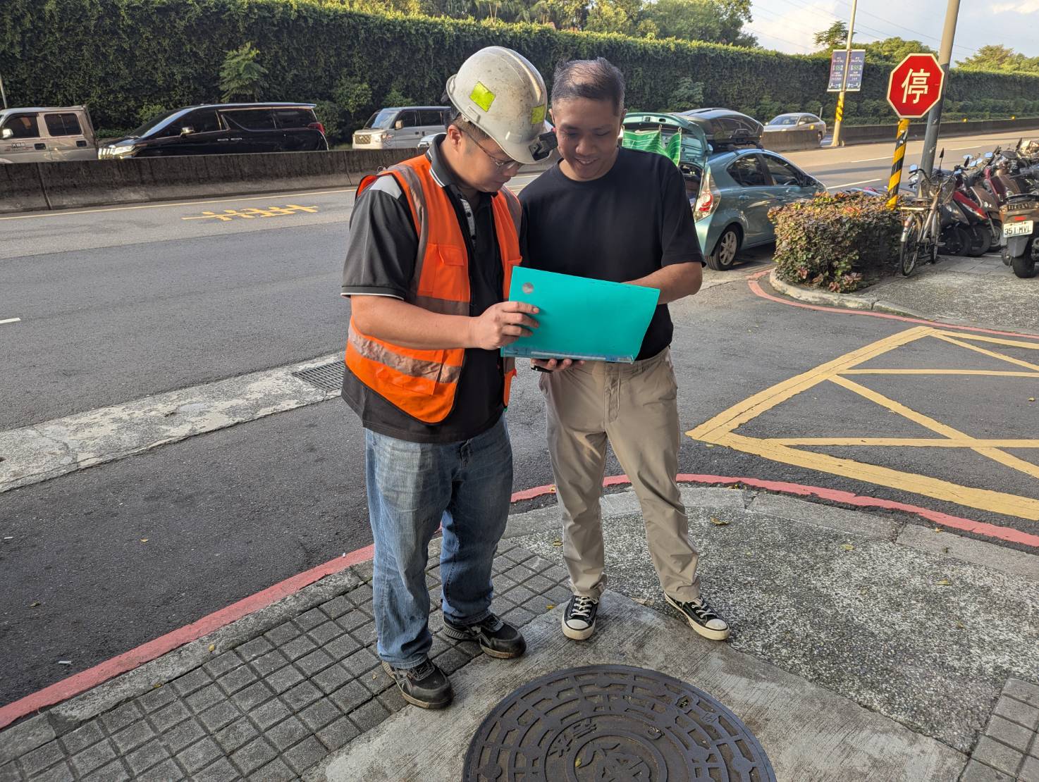 清疏人員向民眾宣導避免將油脂、濕紙巾等異物丟入污水下水道