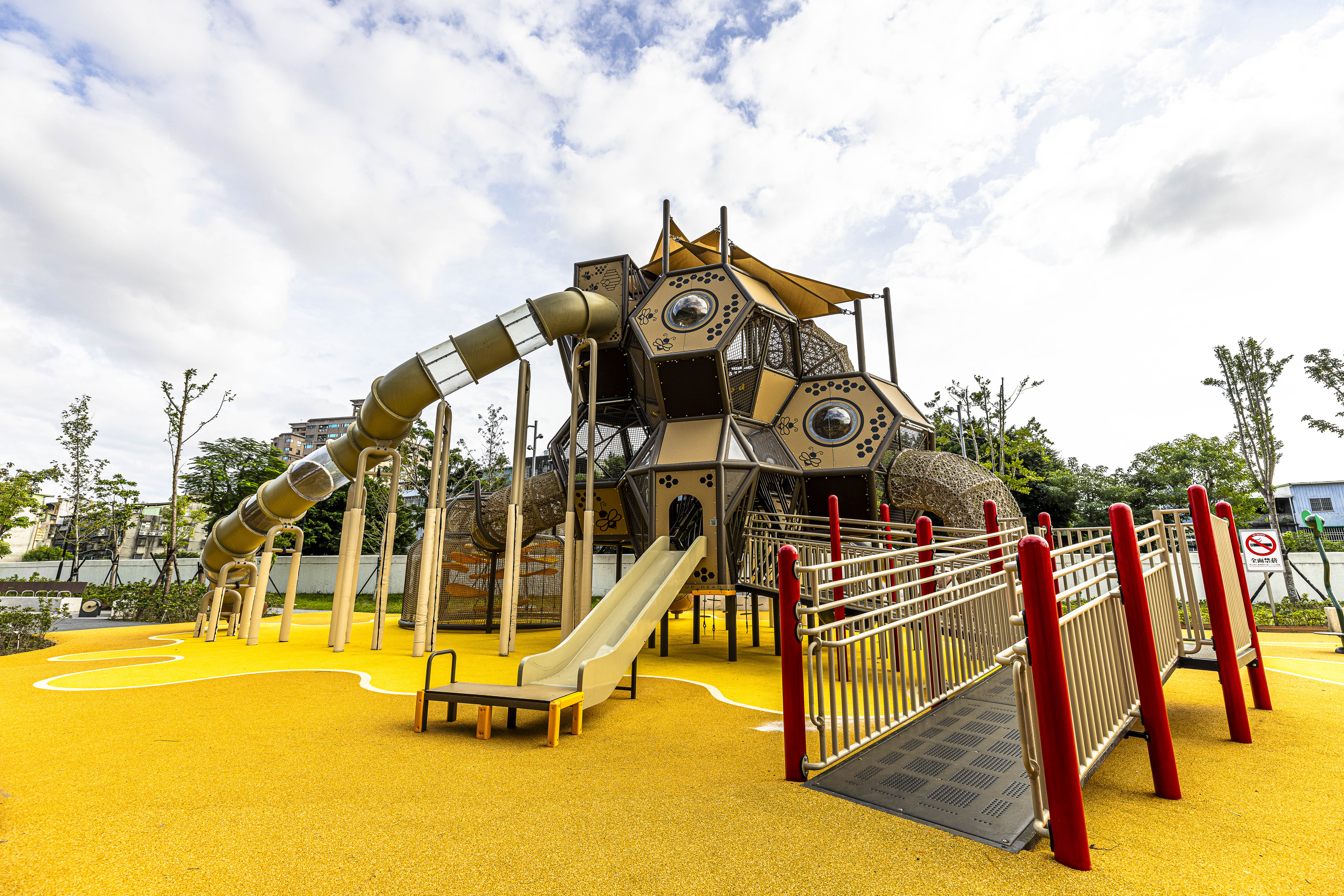 新工處推動｢快樂公園第3期闢建工程｣，融合全齡友善與共融式設計，設置蜂巢主題遊戲塔、健身設施及遊具，提供優質休憩空間，獲得第25屆公共工程金質獎土木類優等。