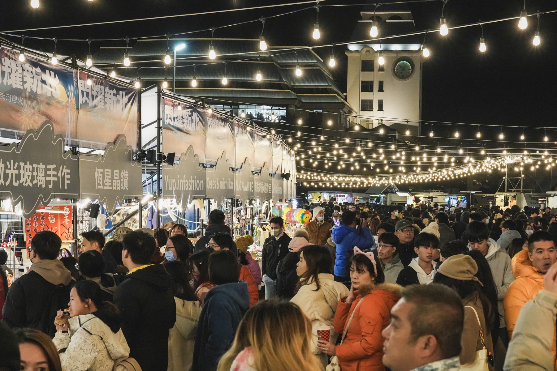 「閃耀新北1314跨河煙火」集結超過50家餐車、市集攤位，讓民眾在煙火綻放前，一邊漫步河岸、一邊品嚐美食。