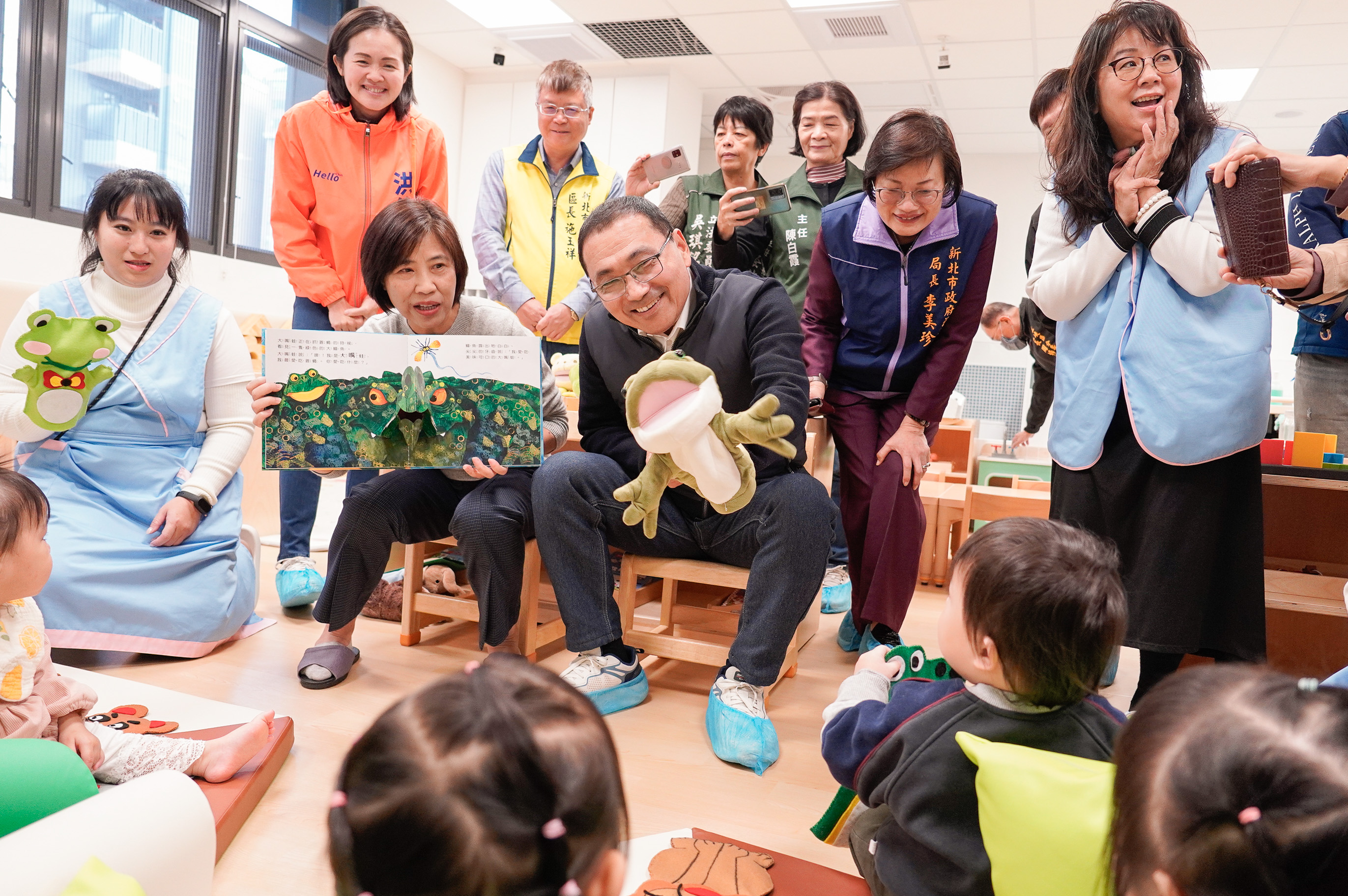 侯友宜於三峽國光公托中心，與孩子們共讀繪本
