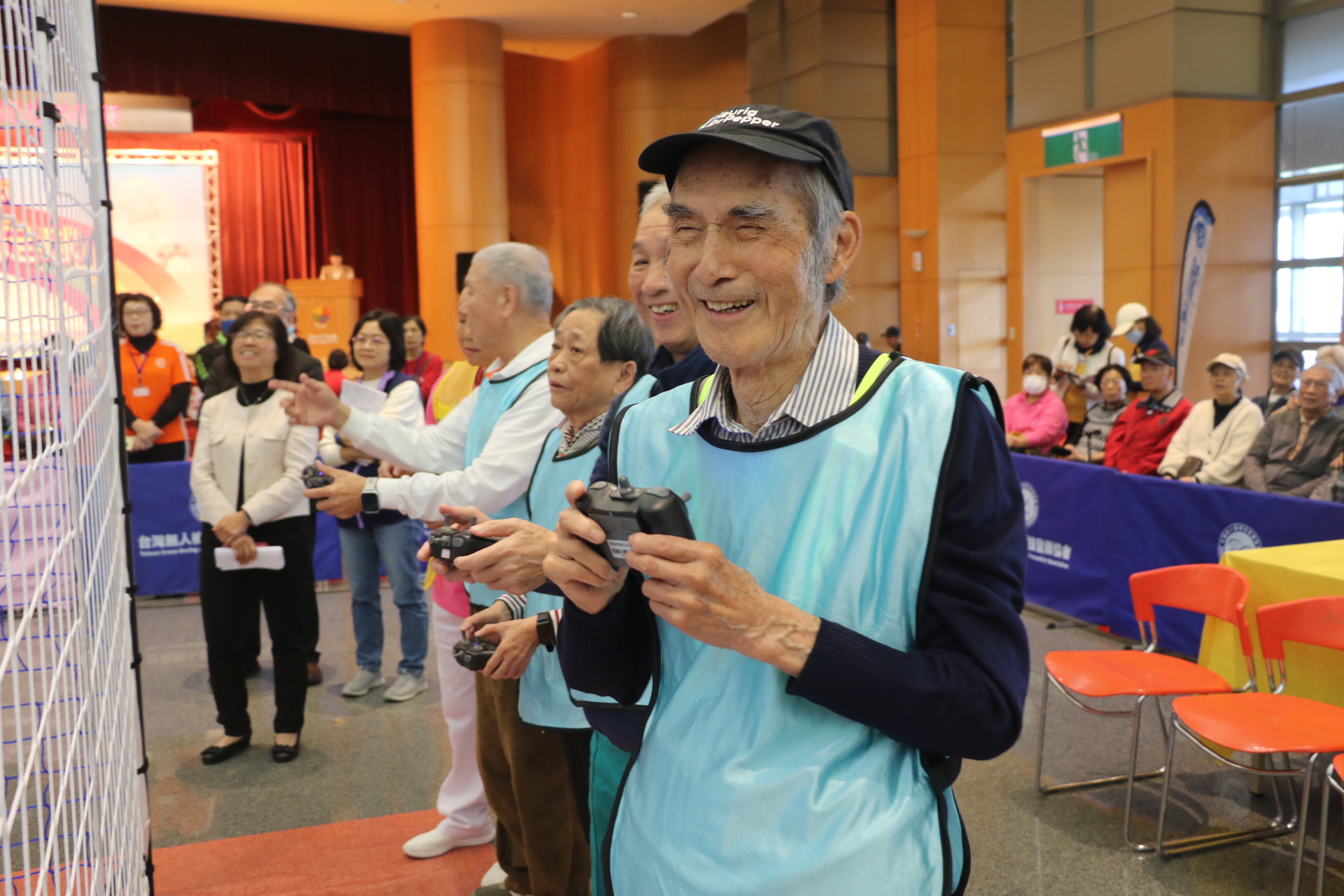  永和民權據點外號「多啦A夢」的韓大雄，操作無人機足球一點都不含糊