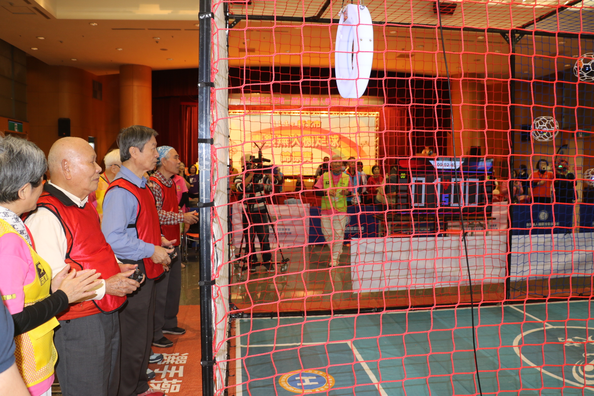 新北舉辦首屆青銀無人機足球賽比賽一角 必須將球操作進白框內才算得分