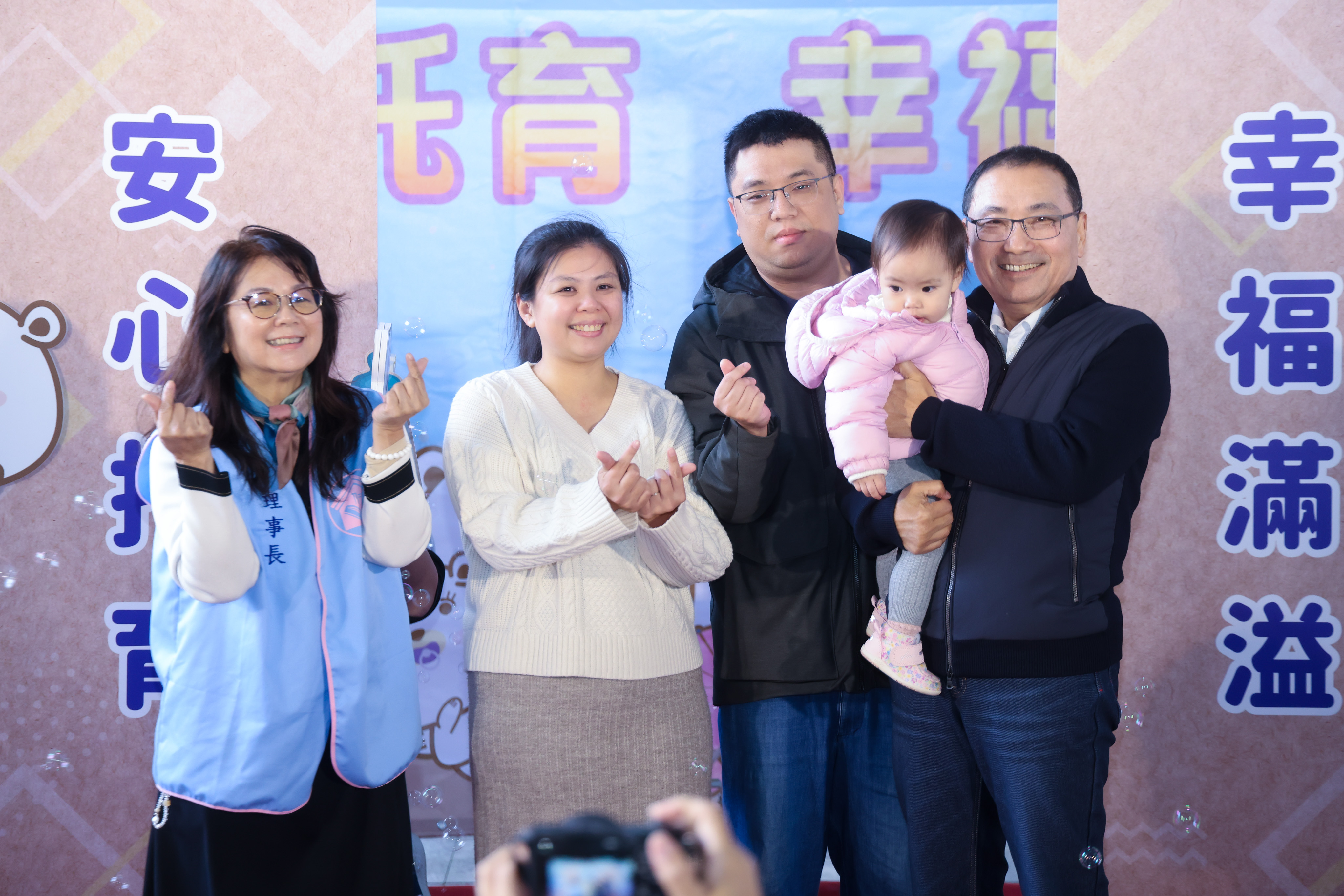 侯友宜表示，三峽國光公共托育中心是第7處進駐社宅的公托中心，並設有非營利幼兒園、長照日照中心及銀光咖啡館等設施，滿足全齡需求。