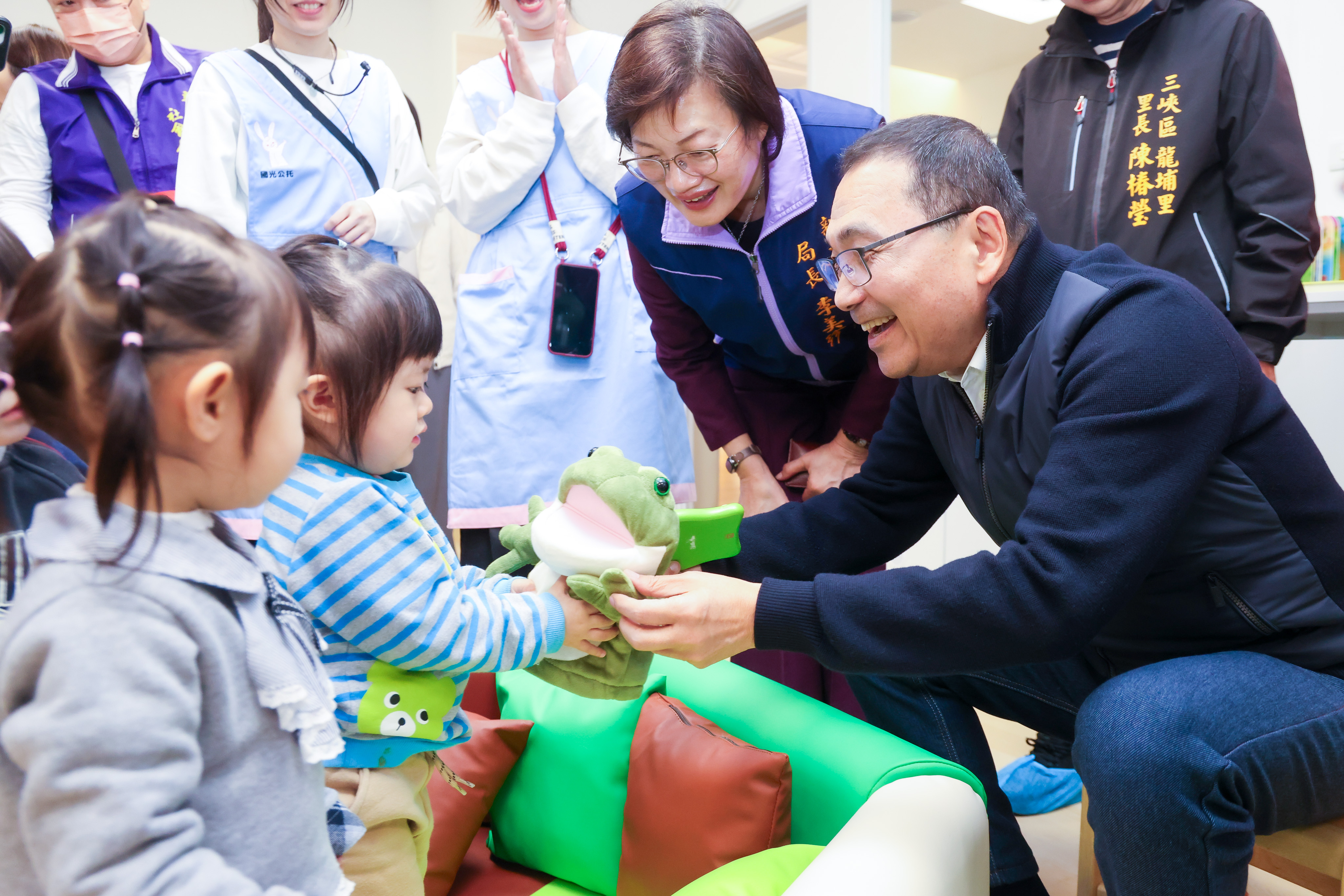 三峽國光公共托育中心融入在地「藍染」美學，提倡品德教育、親子共讀，串聯周邊多元福利設施並結合社宅全齡共融，打造安心托育、幸福滿溢的育兒環境。