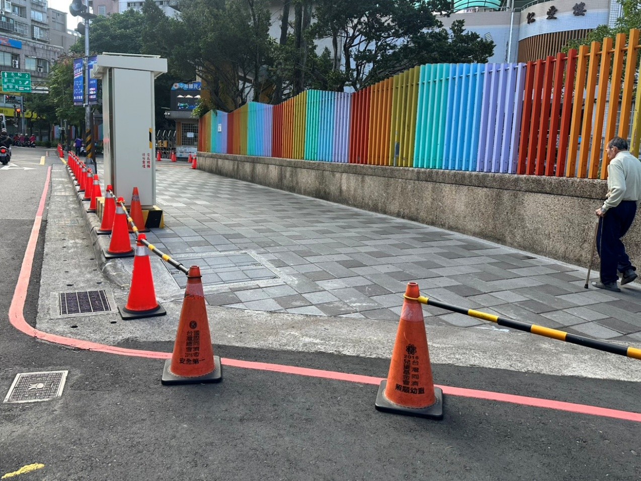  滯洪池完成後僅保留必要維修孔，在不影響行人通行下，於地底守護城市安全