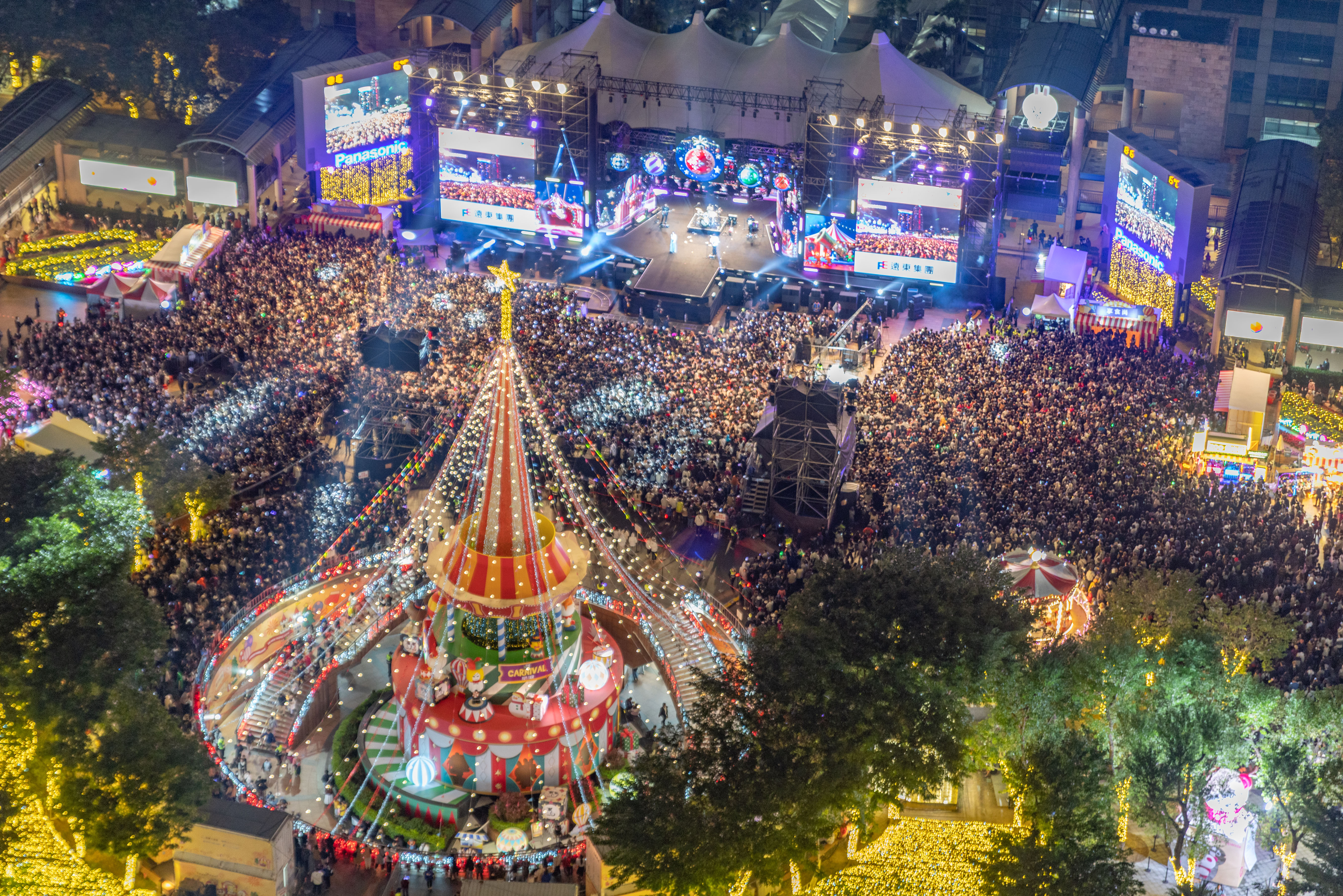 系列活動高潮「巨星耶誕演唱會－The Greatest Show」更是精彩萬分，演唱會兩日統計共湧入超過40萬人次參與。