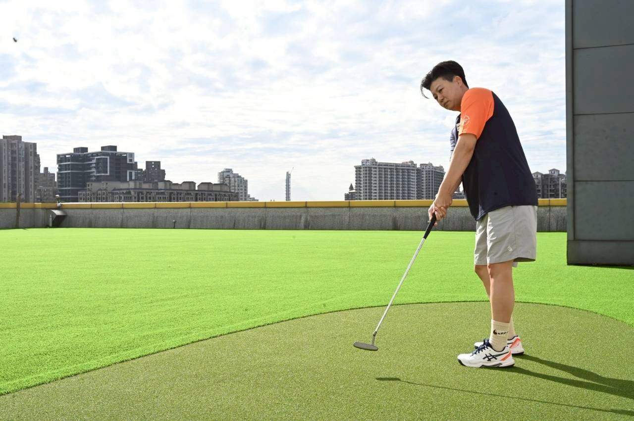 淡水運動中心打造全臺首座設於國民運動中心的戶外高爾夫推桿練習場