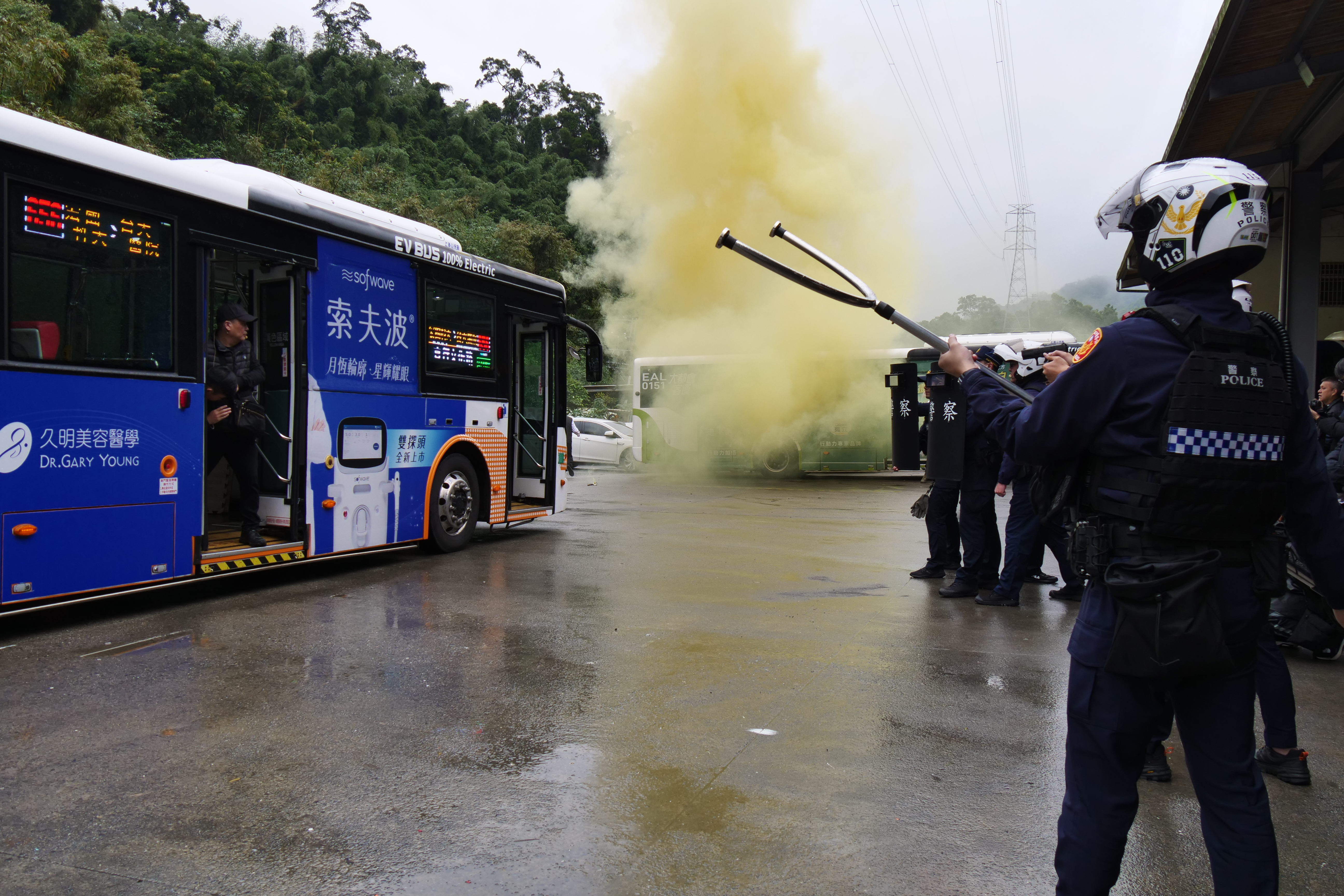 公車緊急應變演練逼真上場
