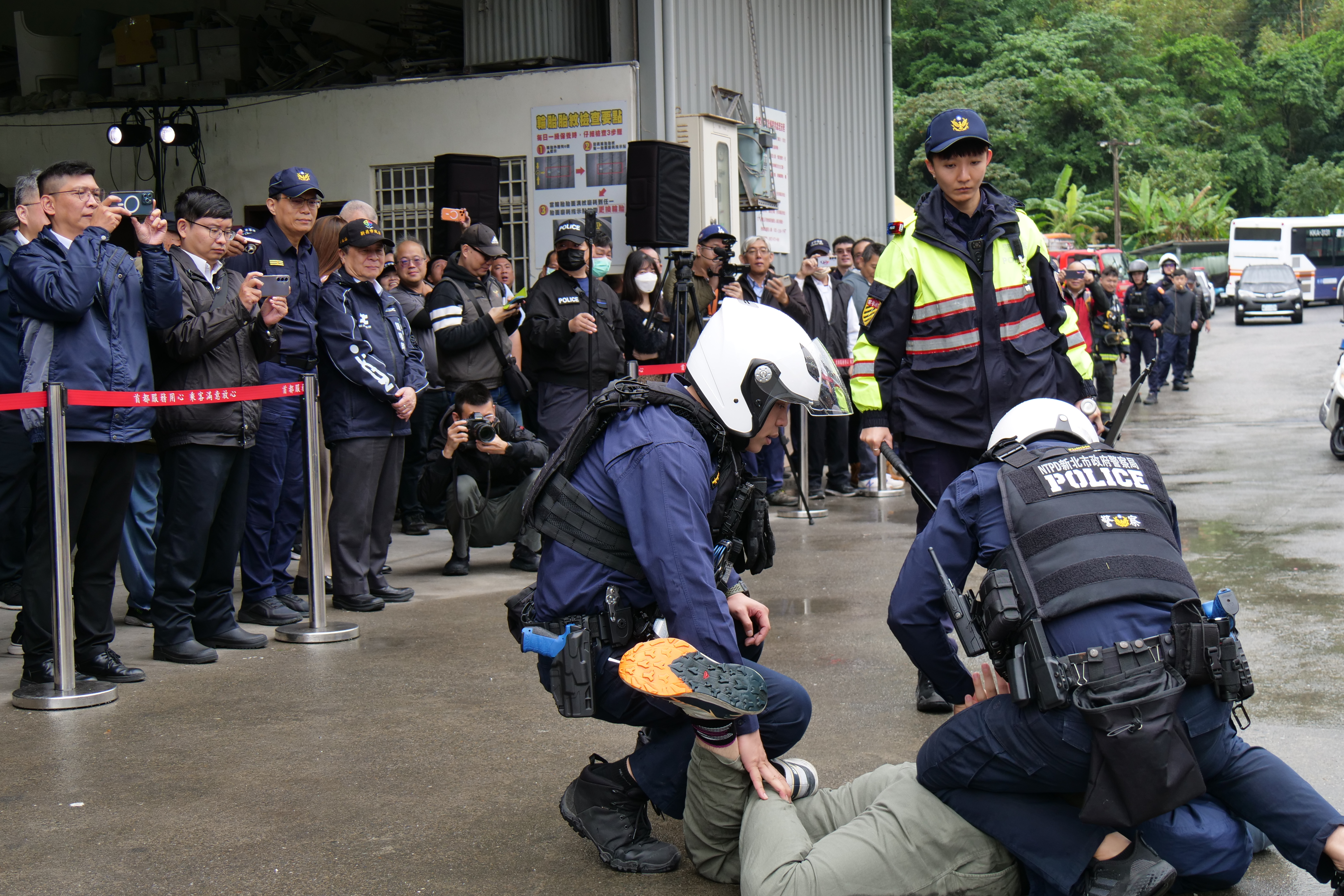 模擬演練不明人士於車外叫囂干擾行車安全，隨後遭員警制伏