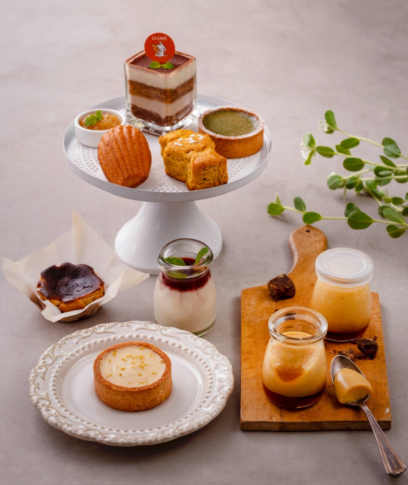 餐點攜手「里仁」、「玄米大吟釀」及「甜素-Sweet Vegan」等夥伴，貫徹「友善環境」的核心價值。