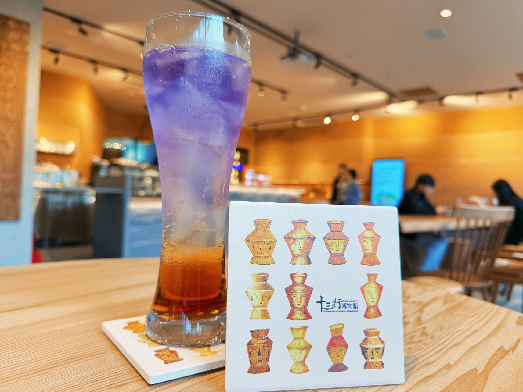 新北市金包里慈護宮社區關懷據點的長者們，一筆一畫繪製出獨一無二的手繪杯墊。