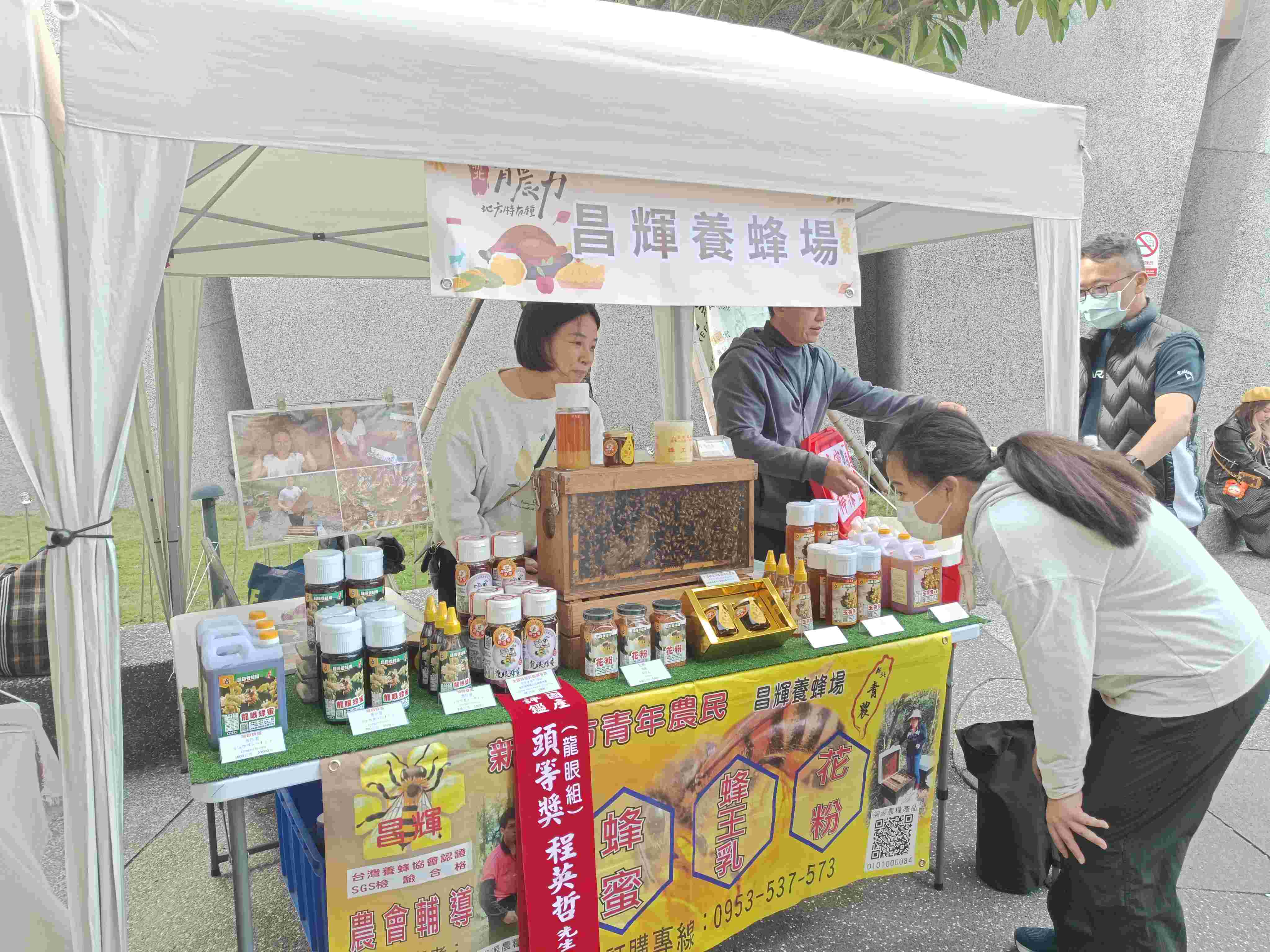 青農程英哲經營的昌輝養蜂場蜂蜜品質優良，吸引不少饕客購買