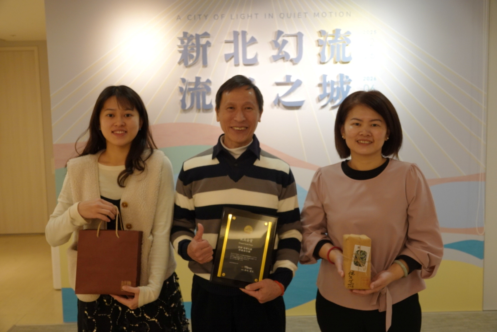 坪林區祥順茶行第三代蔡國祥(中)、柯天姿(右)夫婦攜手第四代蔡佩芹(左)共同經營，結合包種茶及懷舊復古美學設計，以「祥順・春韻包種」獲得日本2025世界綠茶大賽「最高金賞獎」獎項