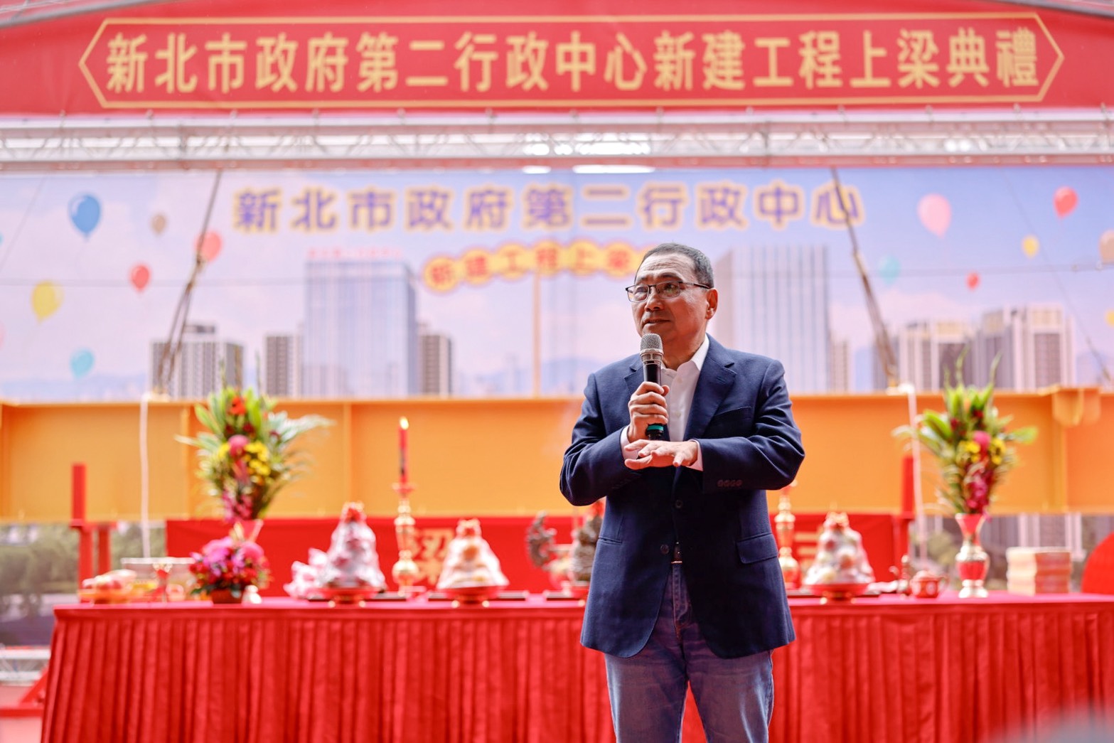 侯友宜市長出席第二行政中心上梁典禮，期許施工團隊朝明年底完工目標邁進。