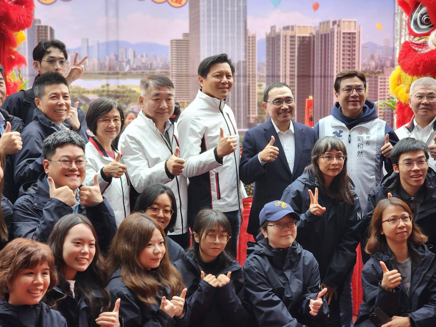 侯友宜市長(後排右三)與朱惕之副市長(後排右四)、劉和然副市長(後排右二)，以及工務局長馮兆麟(後排右五)等人出席上梁典禮，並與施工團隊合影留念。