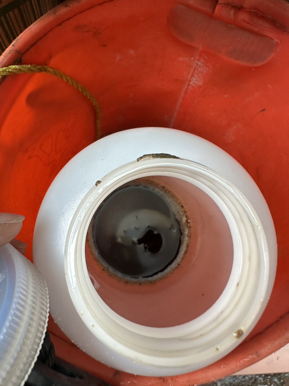 稽查人員使用白色採樣瓶裝取污染油污