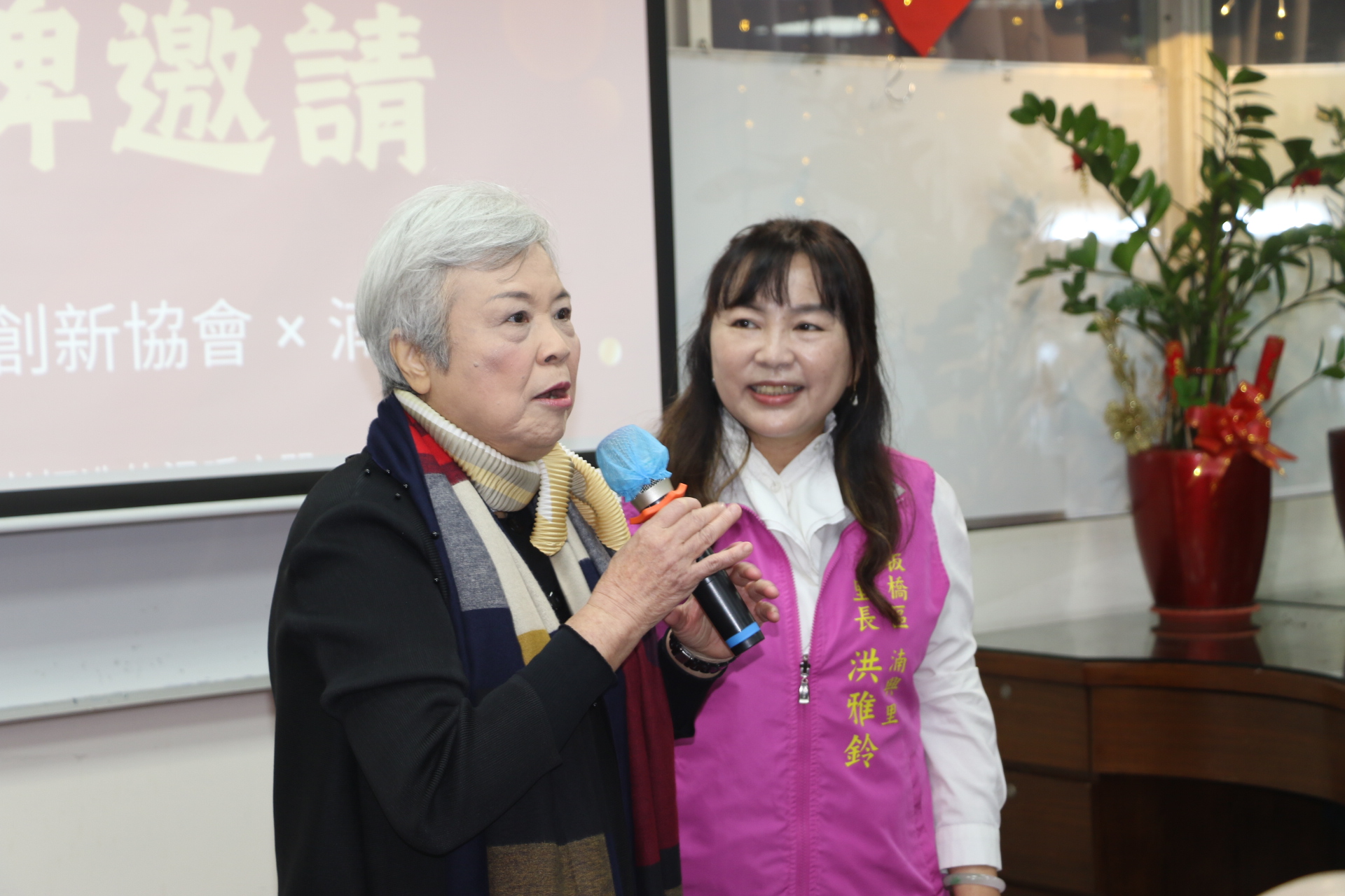  珍寶貝未來創新協會理事長林玉燕（左）表示，搶在馬年前成立第一處據點，象徵一馬當先。湳興里長洪雅鈴說初步開放6個時段，歡迎長輩參加。