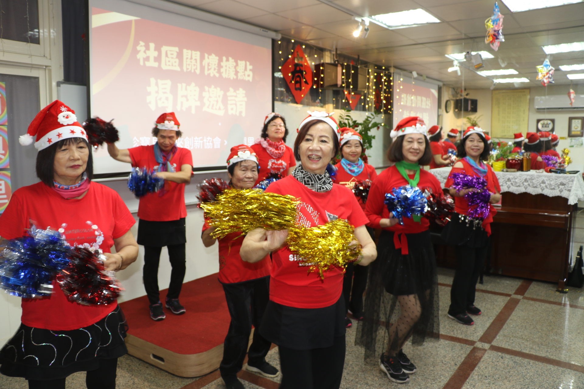 湳興里志工帶著80多歲的阿嬤（左3）一起唱跳蚱蜢的失戀陣線和充滿歡樂的聖誕舞曲