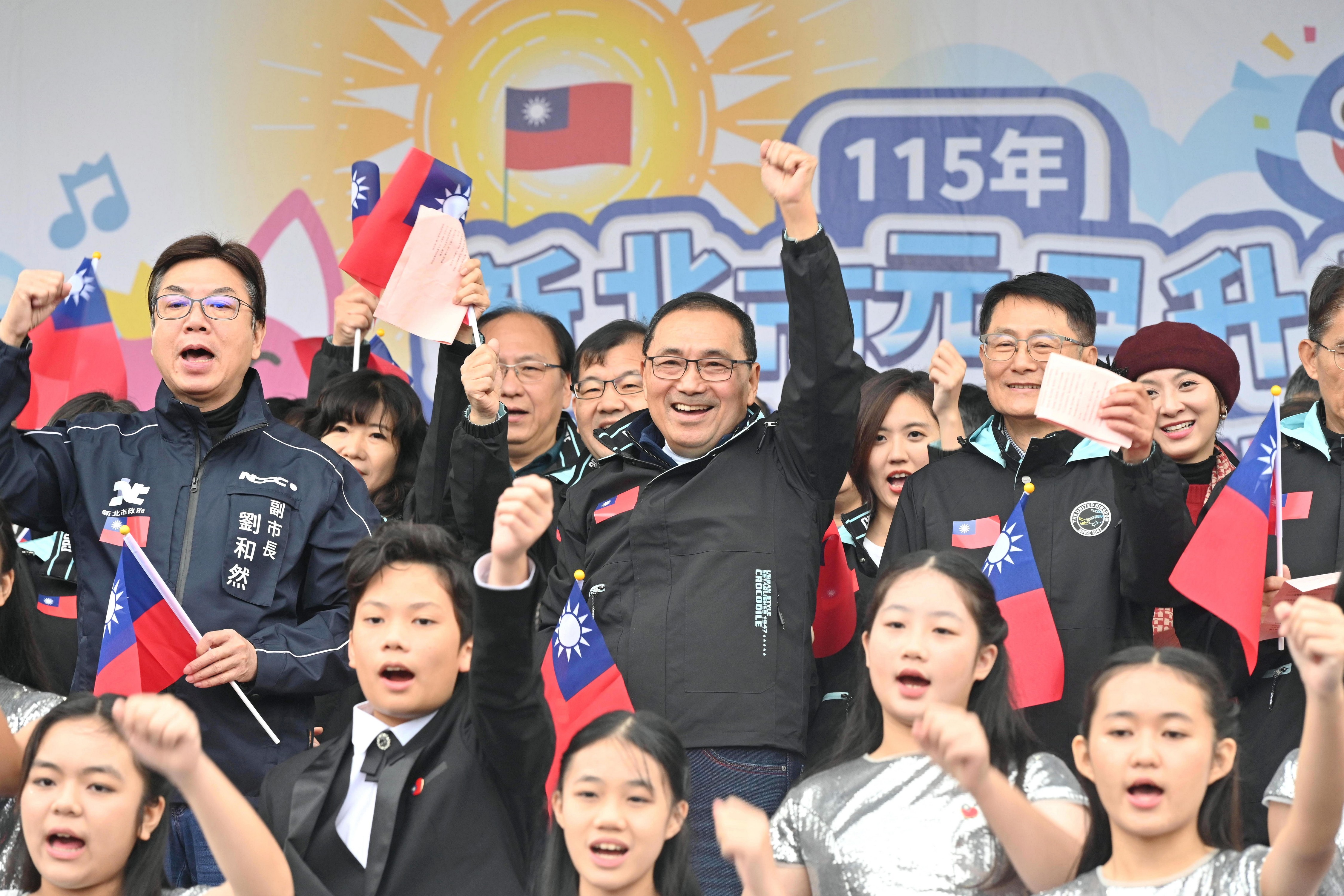 新北市長侯友宜與市府團隊、民意代表，以及現場逾8,000位市民齊聲合唱〈明天會更好〉、〈再出發〉