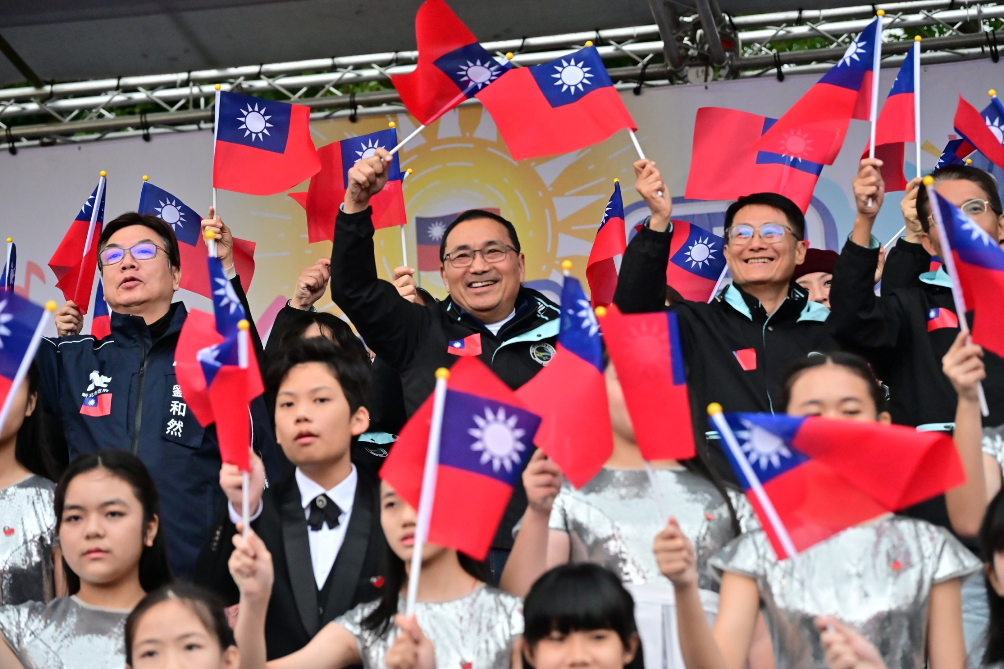 元旦升旗典禮，由新北市少年合唱團領唱國歌，並與市長侯友宜、市府團隊及現場超過8,000位市民齊聲合唱〈明天會更好〉及〈再出發〉為城市注入希望與祝福。