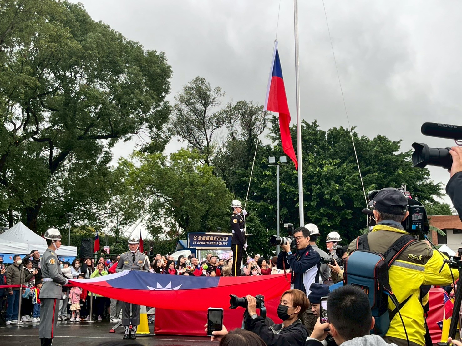 升旗典禮由三軍儀隊退伍弟兄協會（退儀邦）擔任旗手