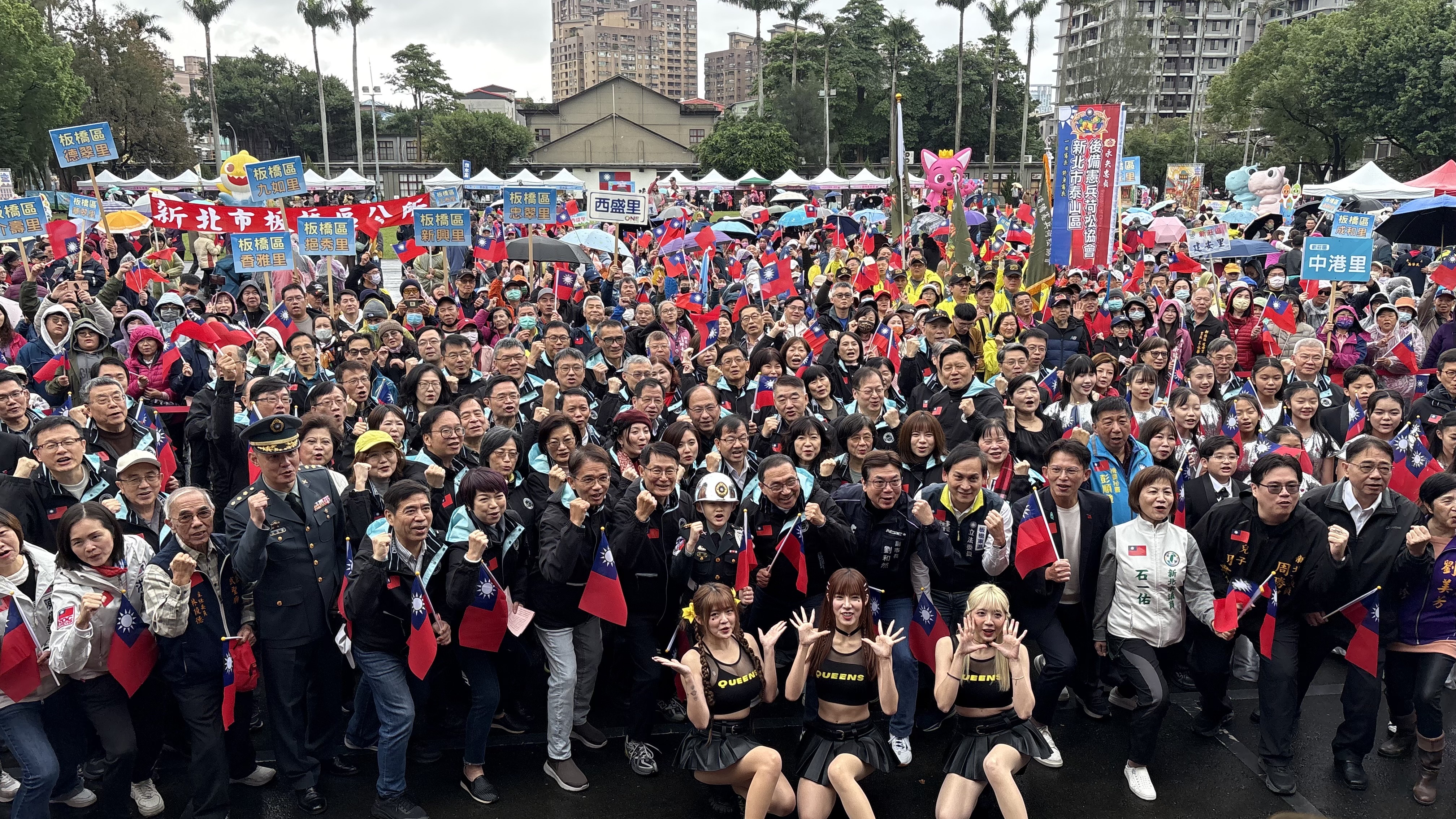 市府團隊及貴賓與現場超過8000名民眾大合照
