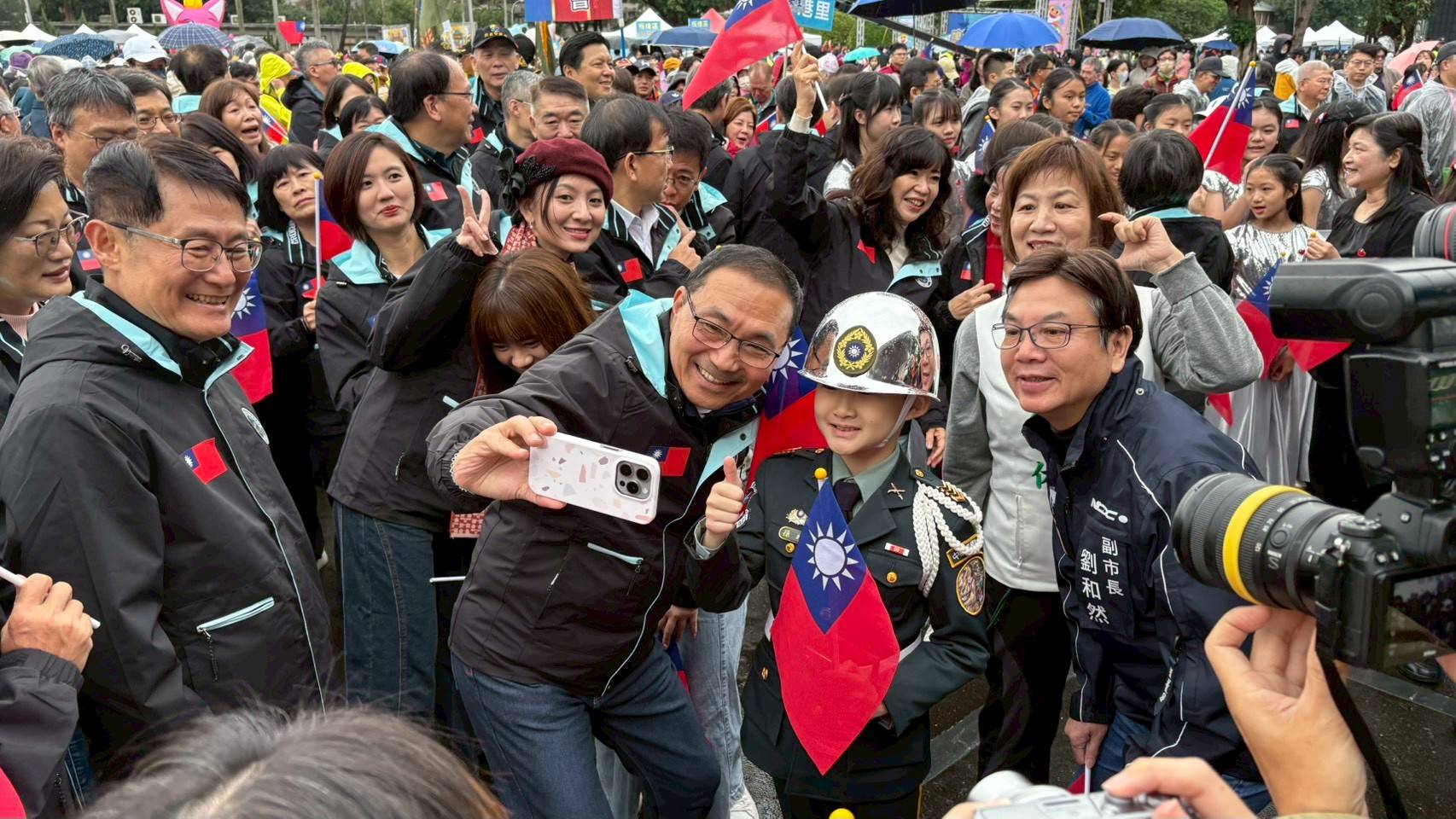 年僅10歲的小禮兵孫孫俐落操槍備受矚目