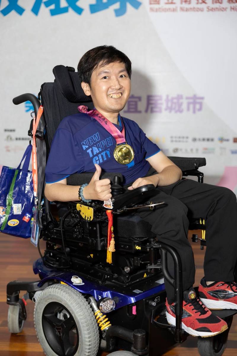 八里愛心教養院張孜維榮獲第29屆金鷹獎 他熱愛地板滾球 曾贏得國內外帕運多面獎牌
