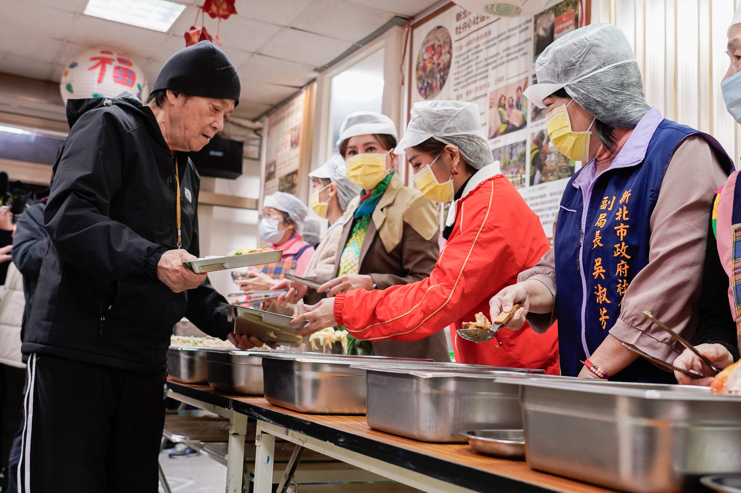 社會局副局長吳淑芳（右起）和王彩樺、陳亞蘭一起幫忙長輩打菜